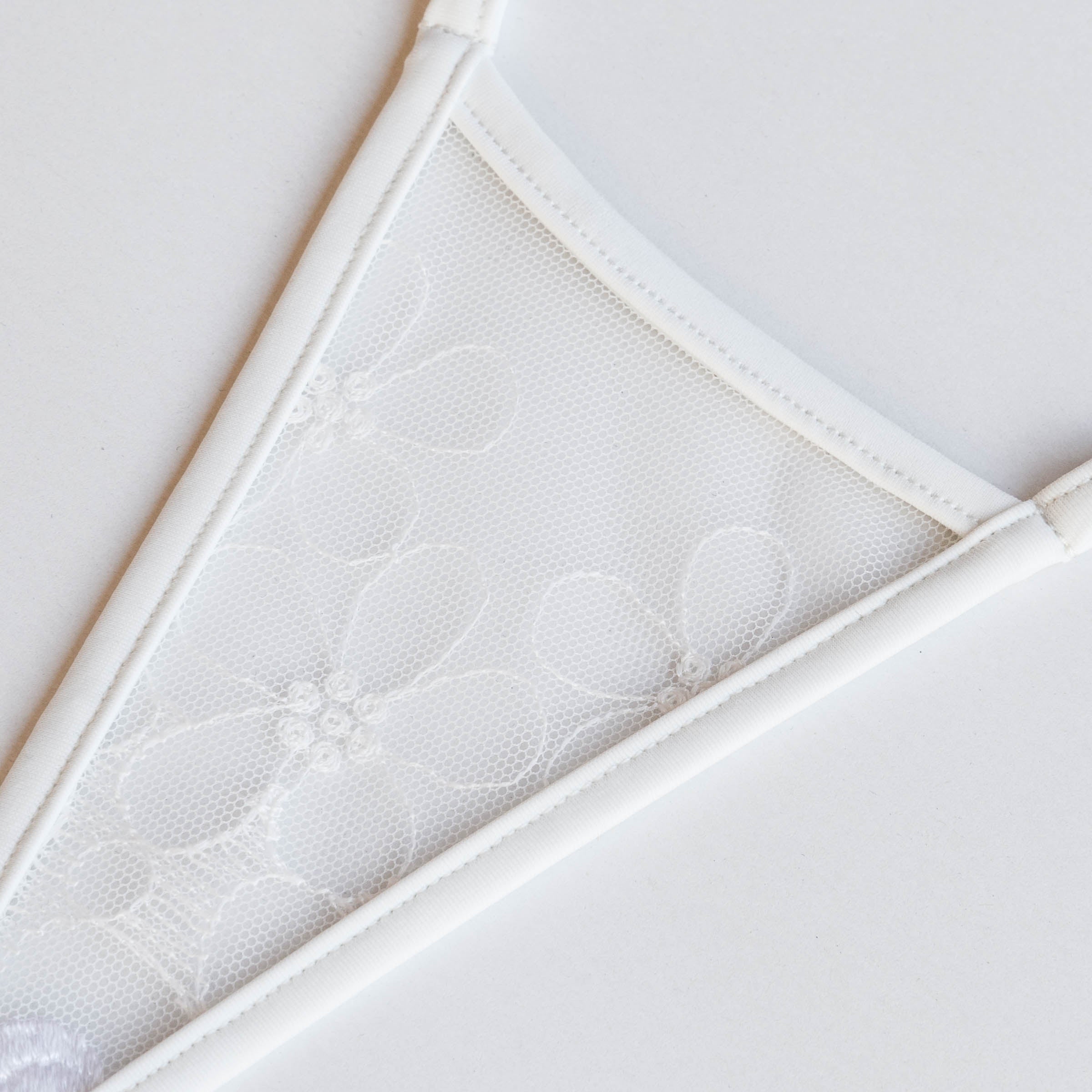 Transparent tulle with ivory flowers - durchsichtiger Tüll mit weißen Blumen - micro String