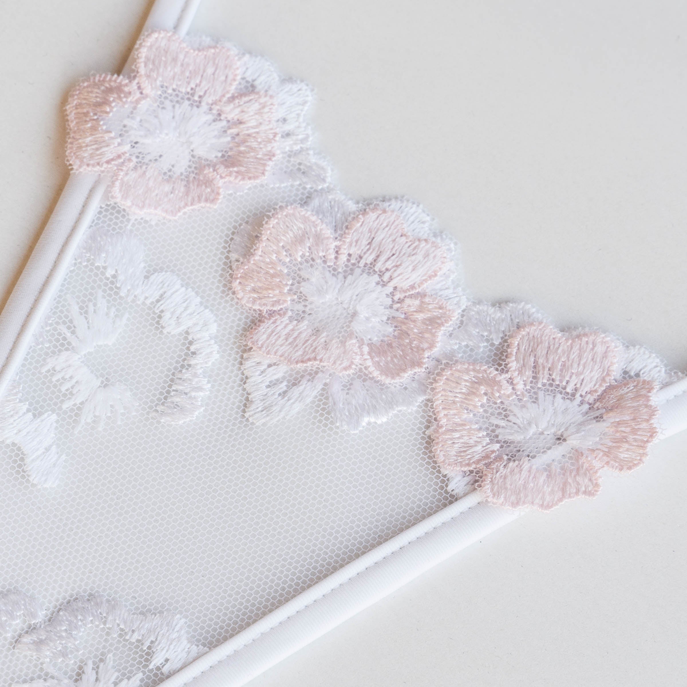 rosa Blumen bestickt auf transparentem Tüll - rose flowers lace on see through tulle - micro String