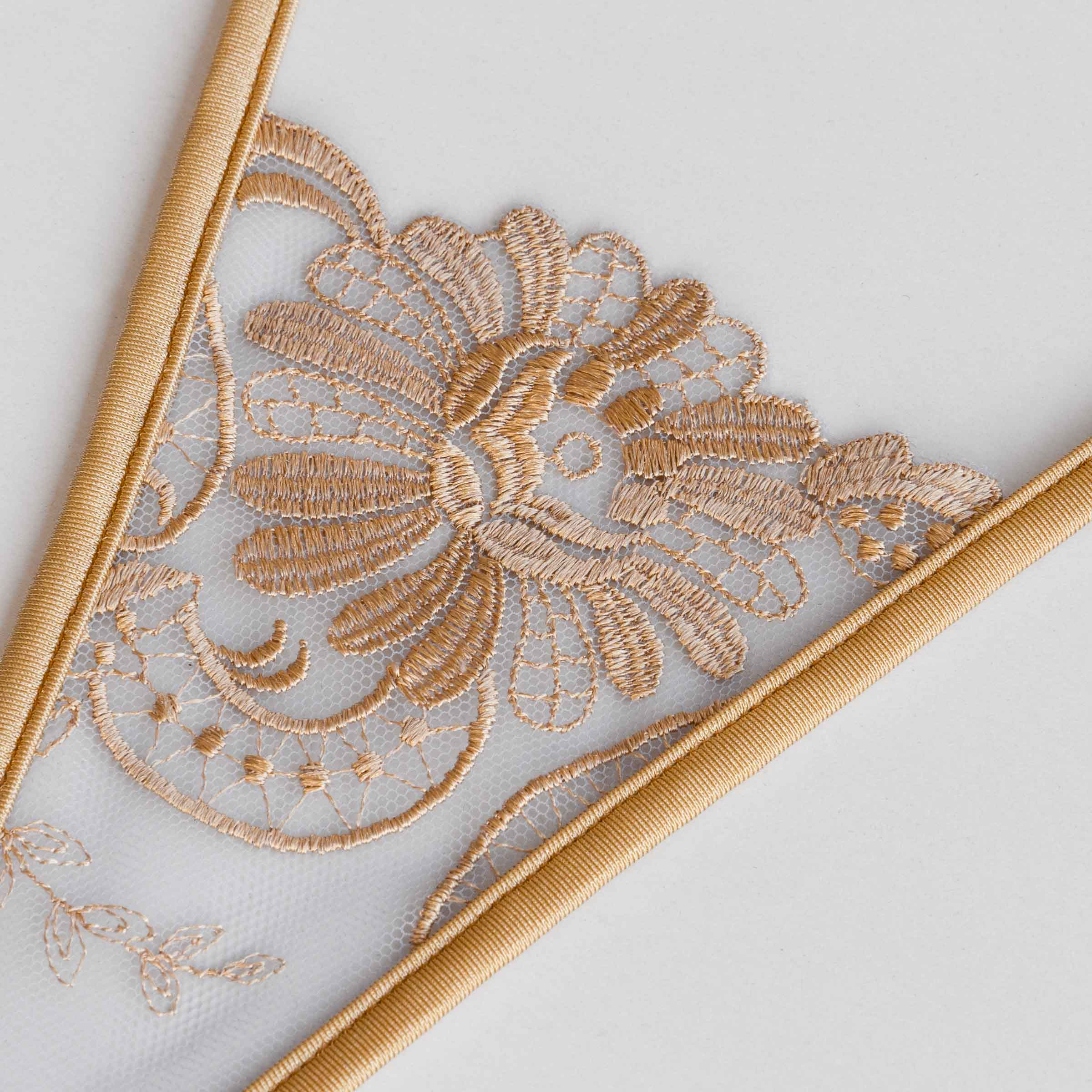 goldene Spitze vom String - gold lace thong