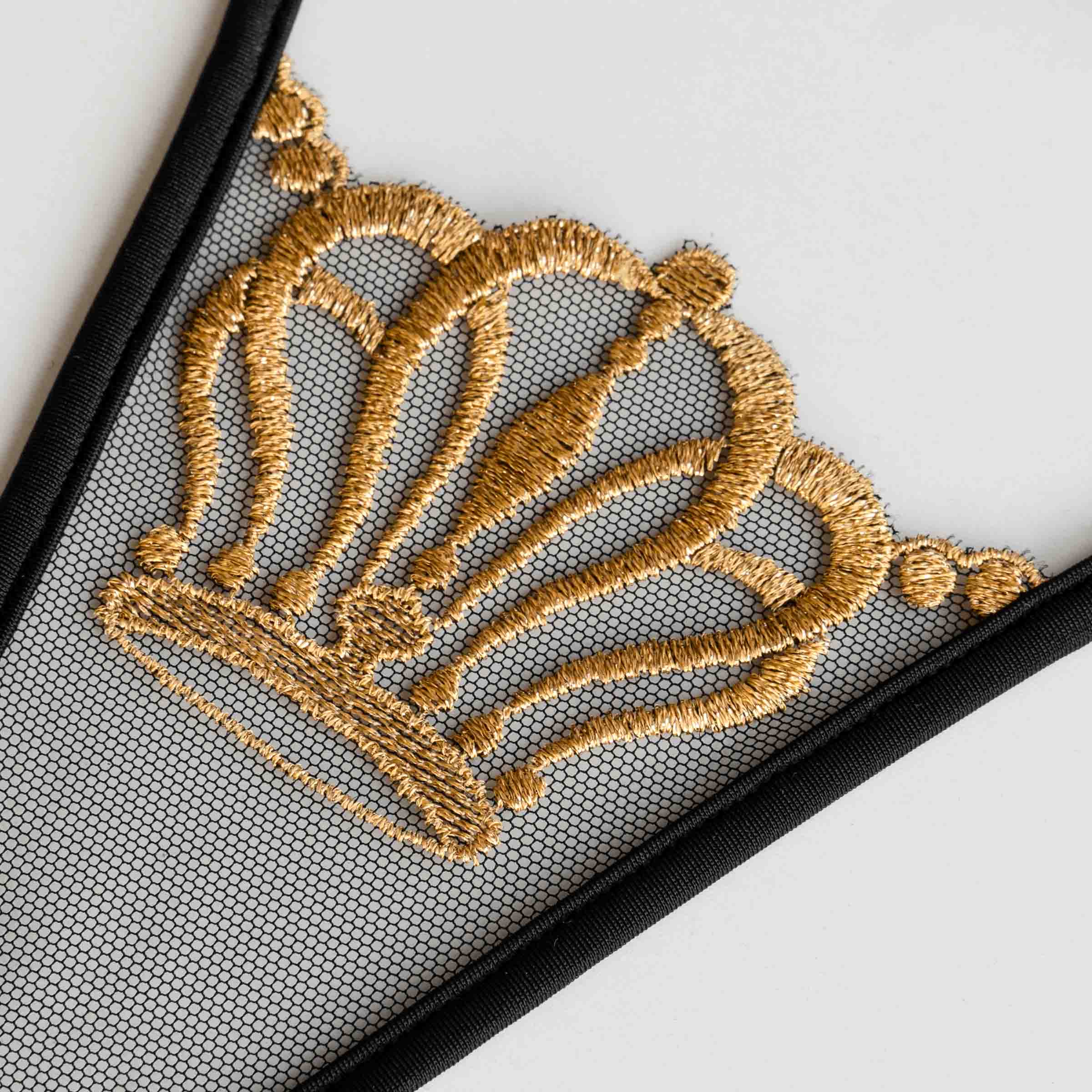 goldene Krone auf schwarzem durchsichtigem Tüll - gold crown on black sheer tulle