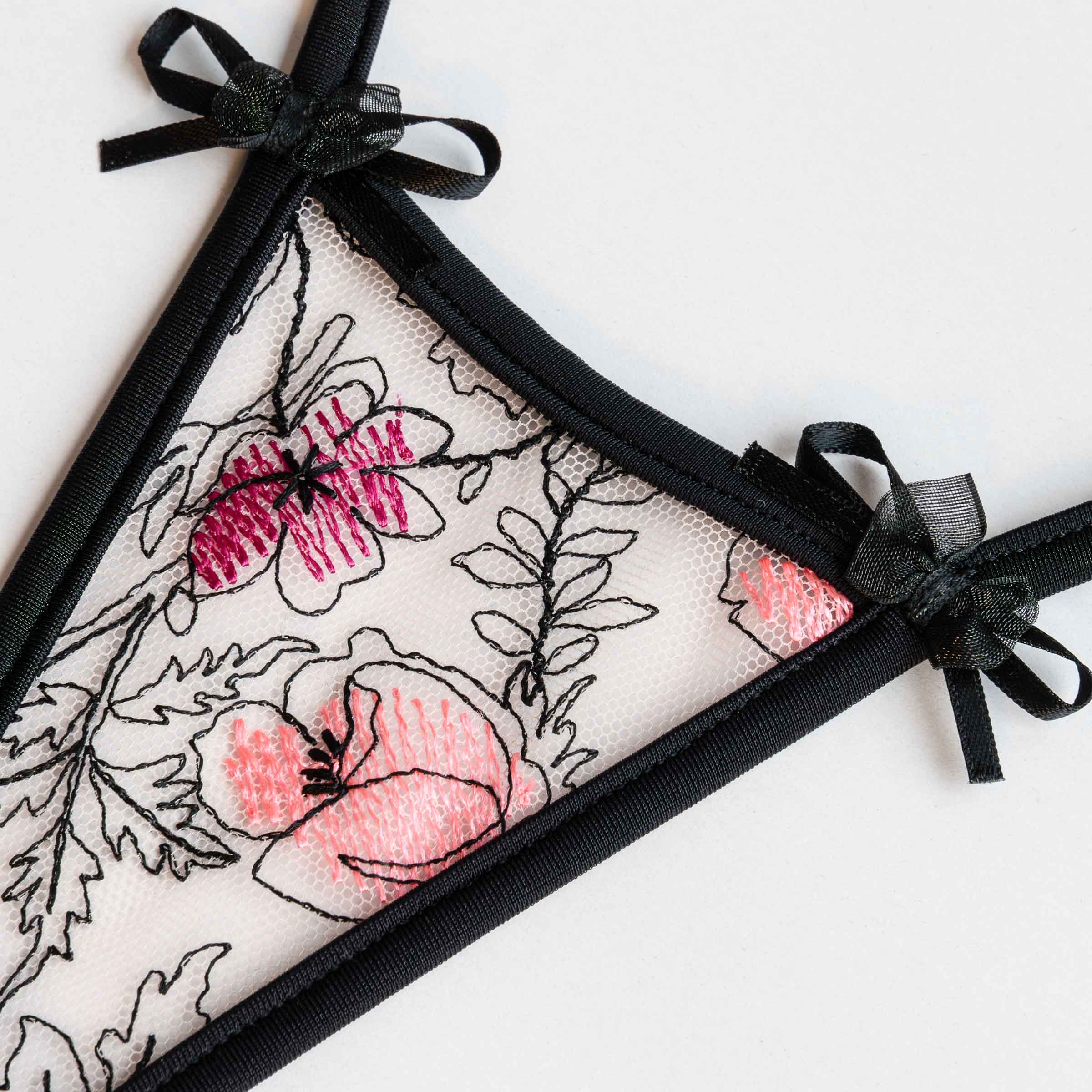 String transparenter Tüll zarte rote rosa Blume schwarze Schleife - thong transparent tulle red and pink flower litte black bows