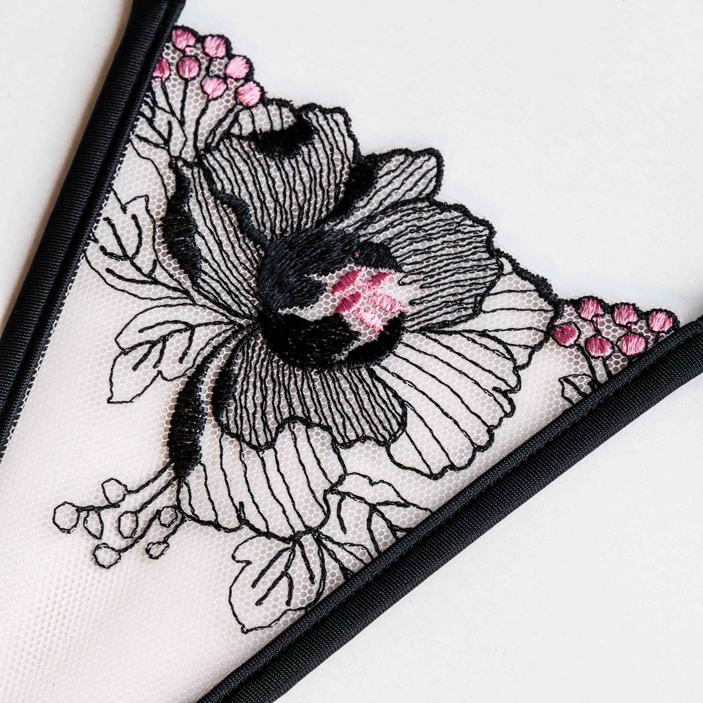 String aus transparentem Tüll mit schwarzer Blumenstickerei - thong transparent lace with a black floral embroidery