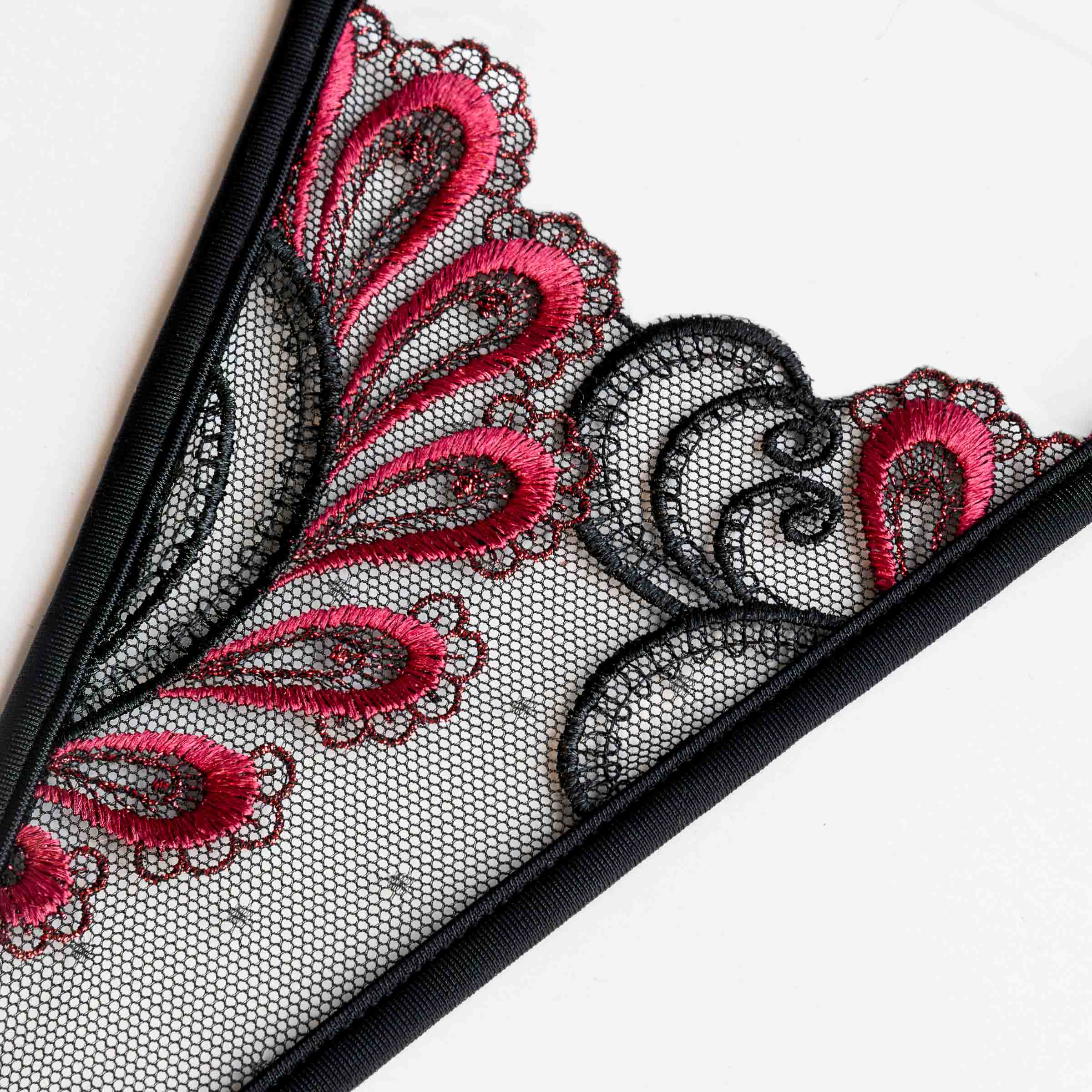 String aus schwarz-roter Spitze - thong black and red lace