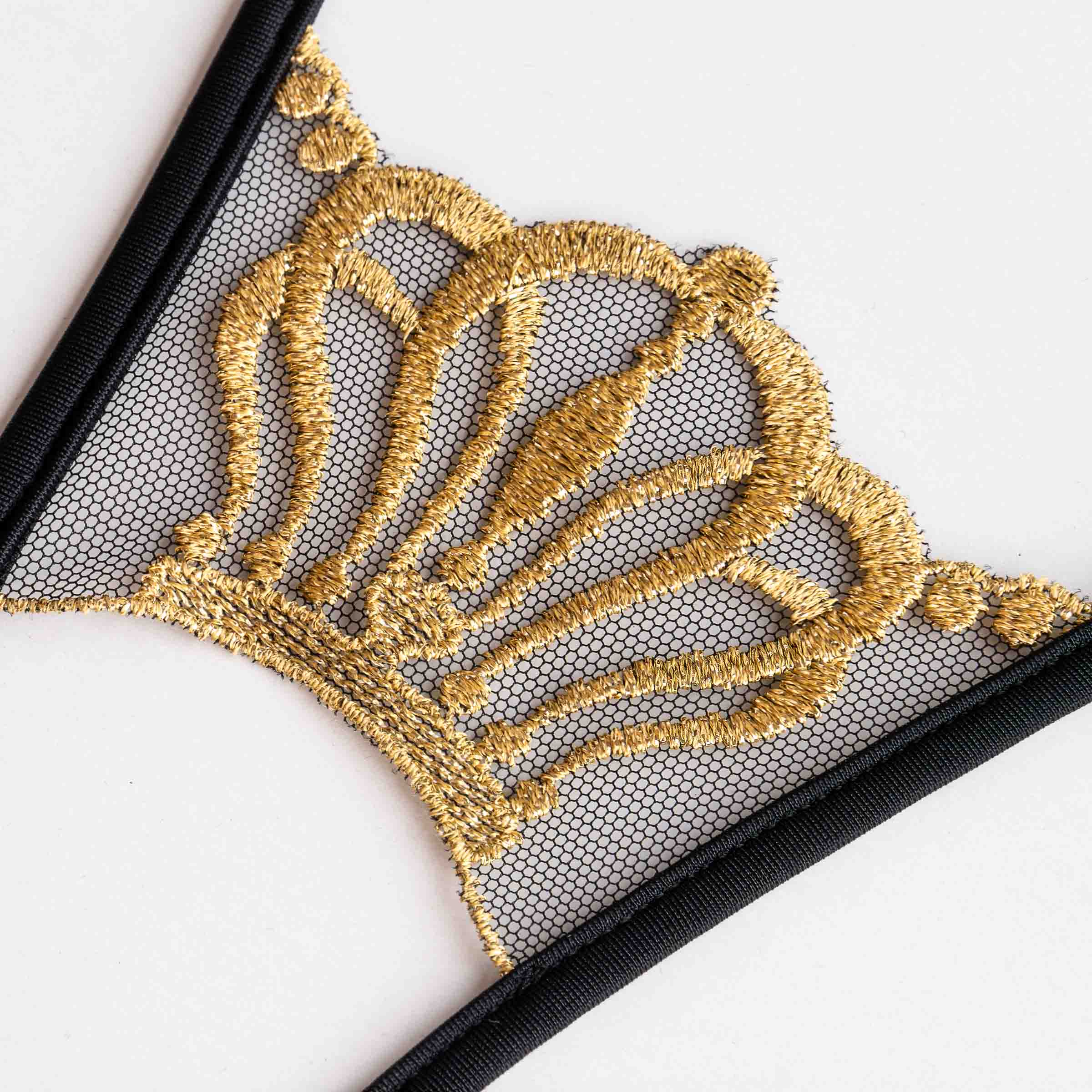 String ouvert schwarzer Tüll goldene gestickte Krone - Thong crotchless Queen of Love golden Lace black tulle