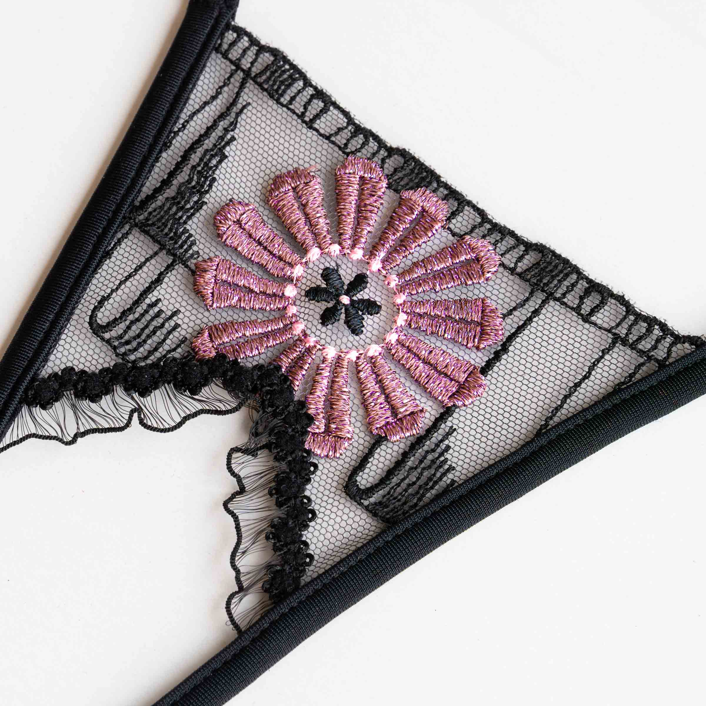 String ouvert schwazer Tüll rosa Blumenstickerei - Thong open crotchless pink Flower embroidery