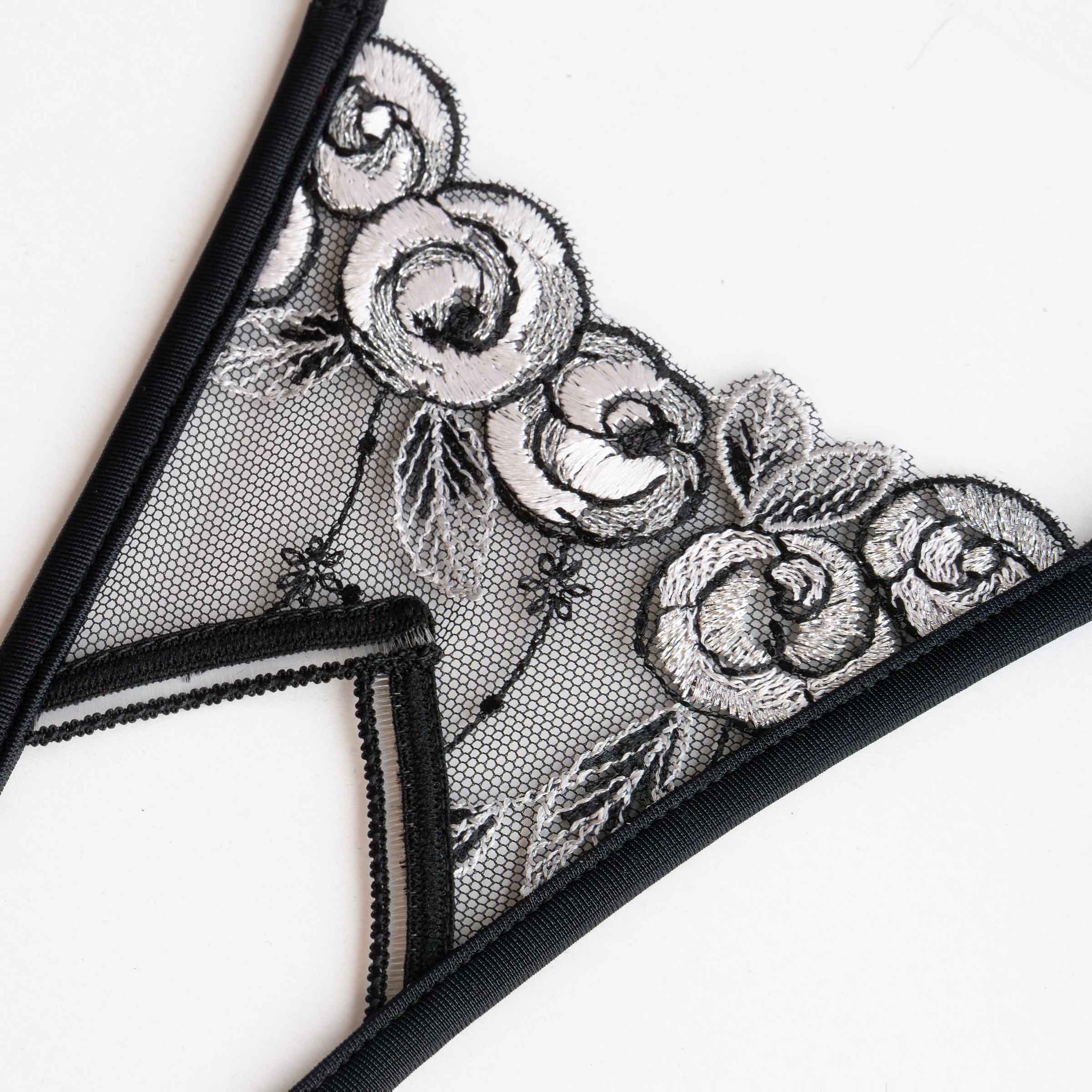 String ouvert zarte Stickerei mit weiß schwarzen Rosen - String ouvert with delicate black and white rose