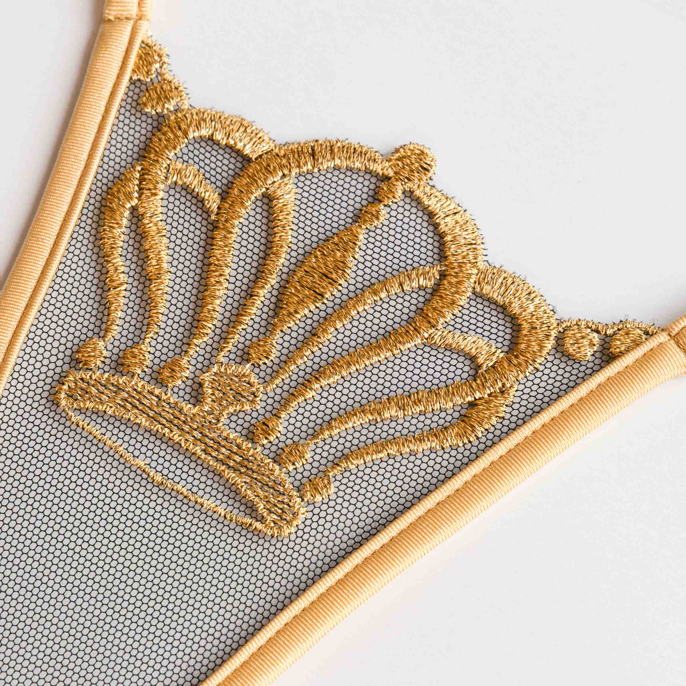 String transparenter schwarzer Tüll und goldene gestickte Krone - Thong with delicate black tulle and golden crown Queen of love