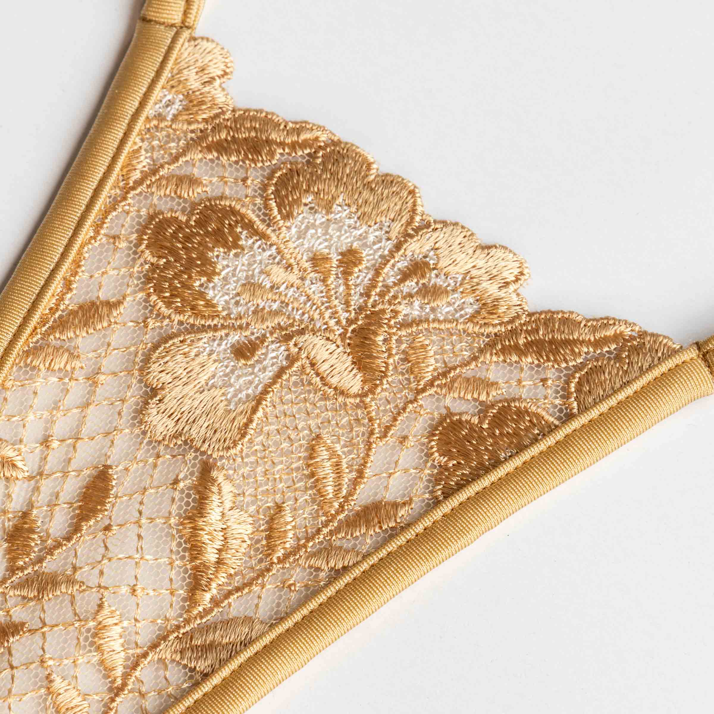 String goldene Spitze florales goldenes Blumenmuster - thong with golden lace and floral gold flower pattern
