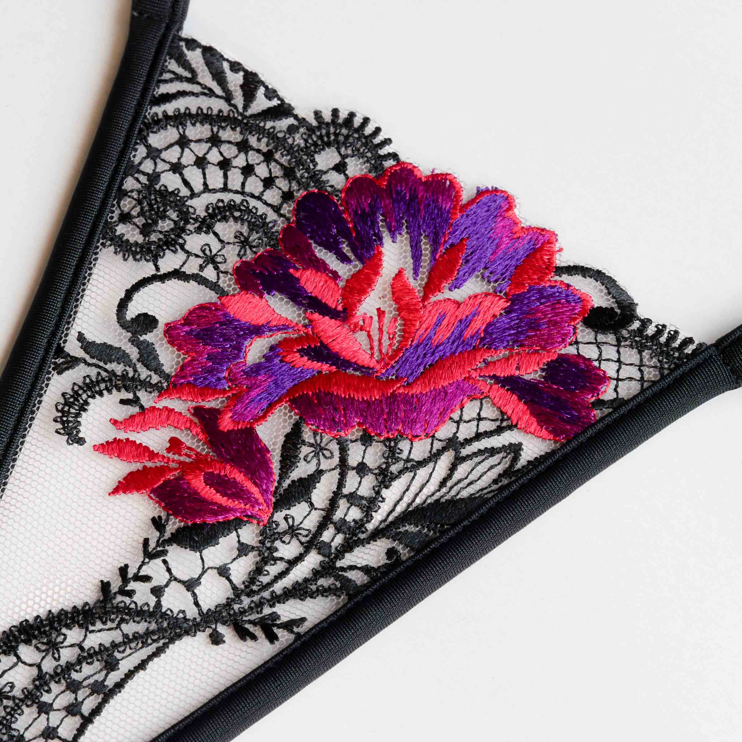 Schwarze Stickerei mit lila rot purple Blume - Black embroidery with a purple-red flower