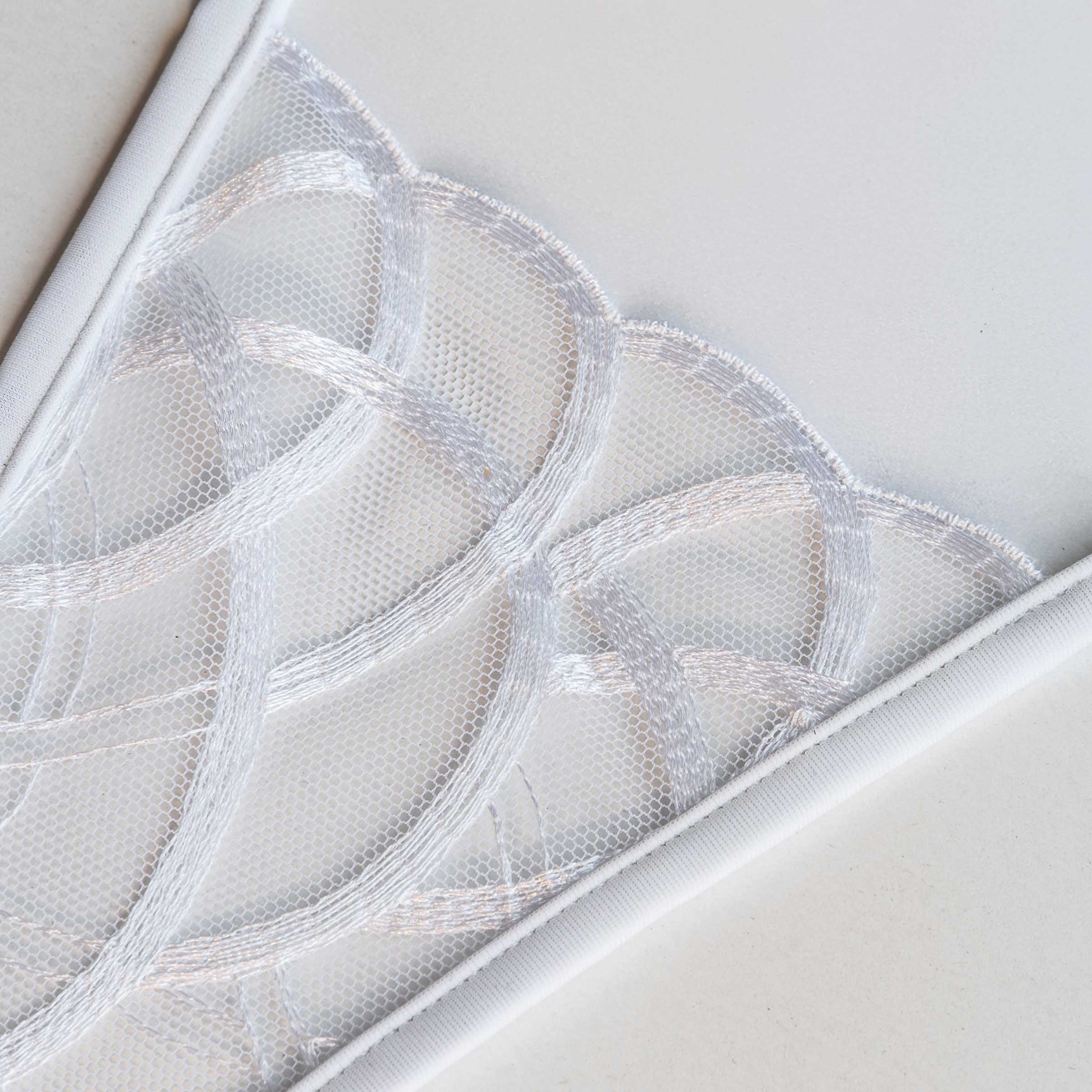 weißer Tüll mit weißem gesticktem Muster - White tulle with white embroidered pattern
