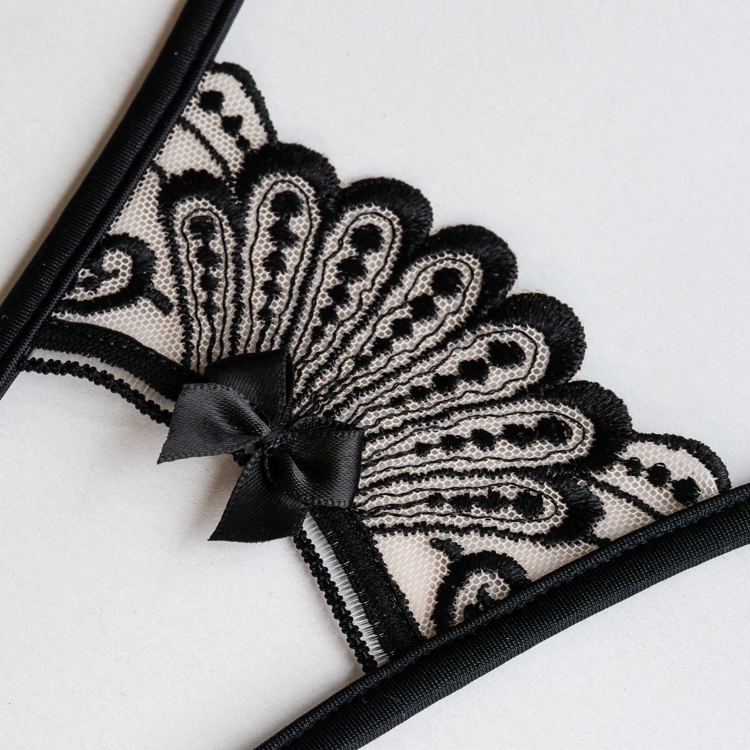 String ouvert mit schwarzer Spitze und schwarzer Schleife - thong crotchless with black lace and black bow