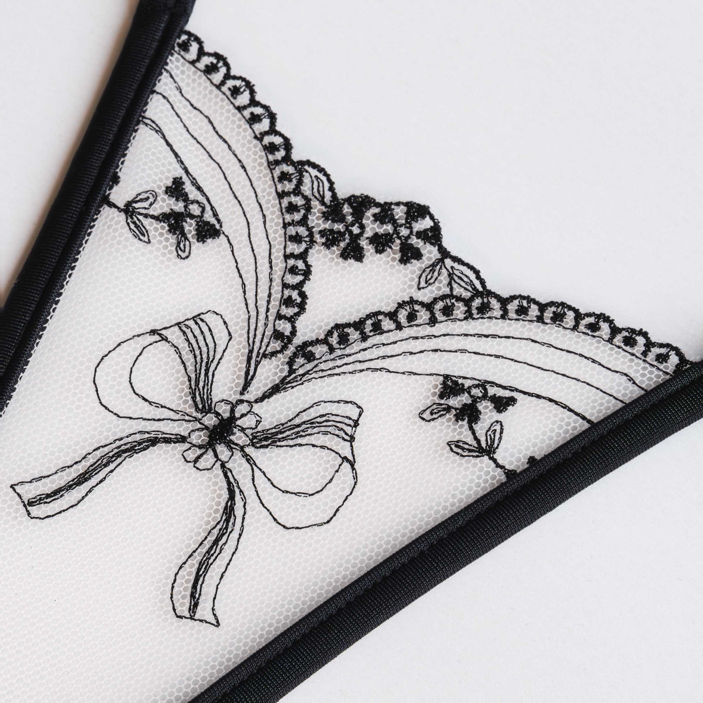 String aus transparentem Tüll mit zarter schwarzer Stickerei- micro thong with transparent tulle and delicate black lace