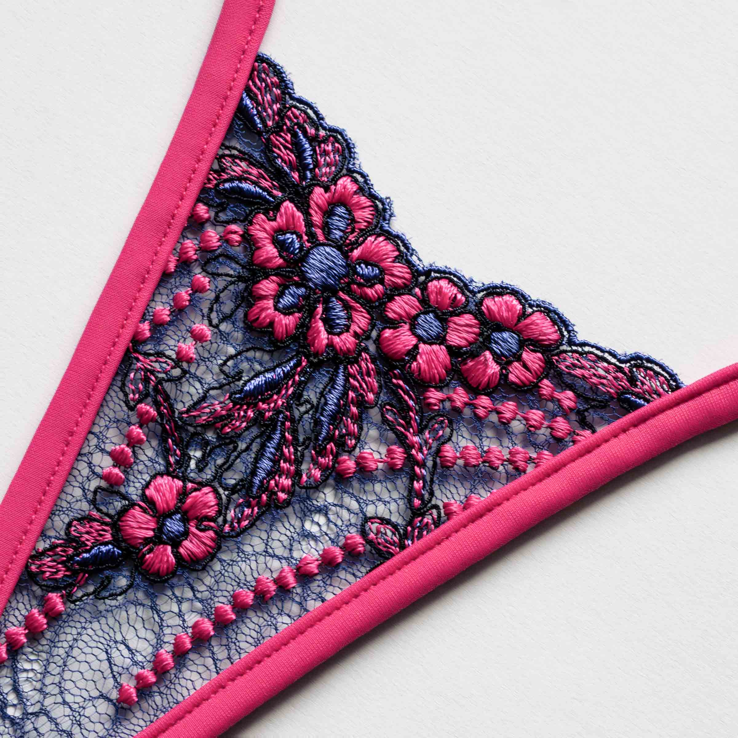 Detail Pink Fiesta micro G-String – pinke Träger, purple floral lace mit Blütenstickerei; luxury lingerie
