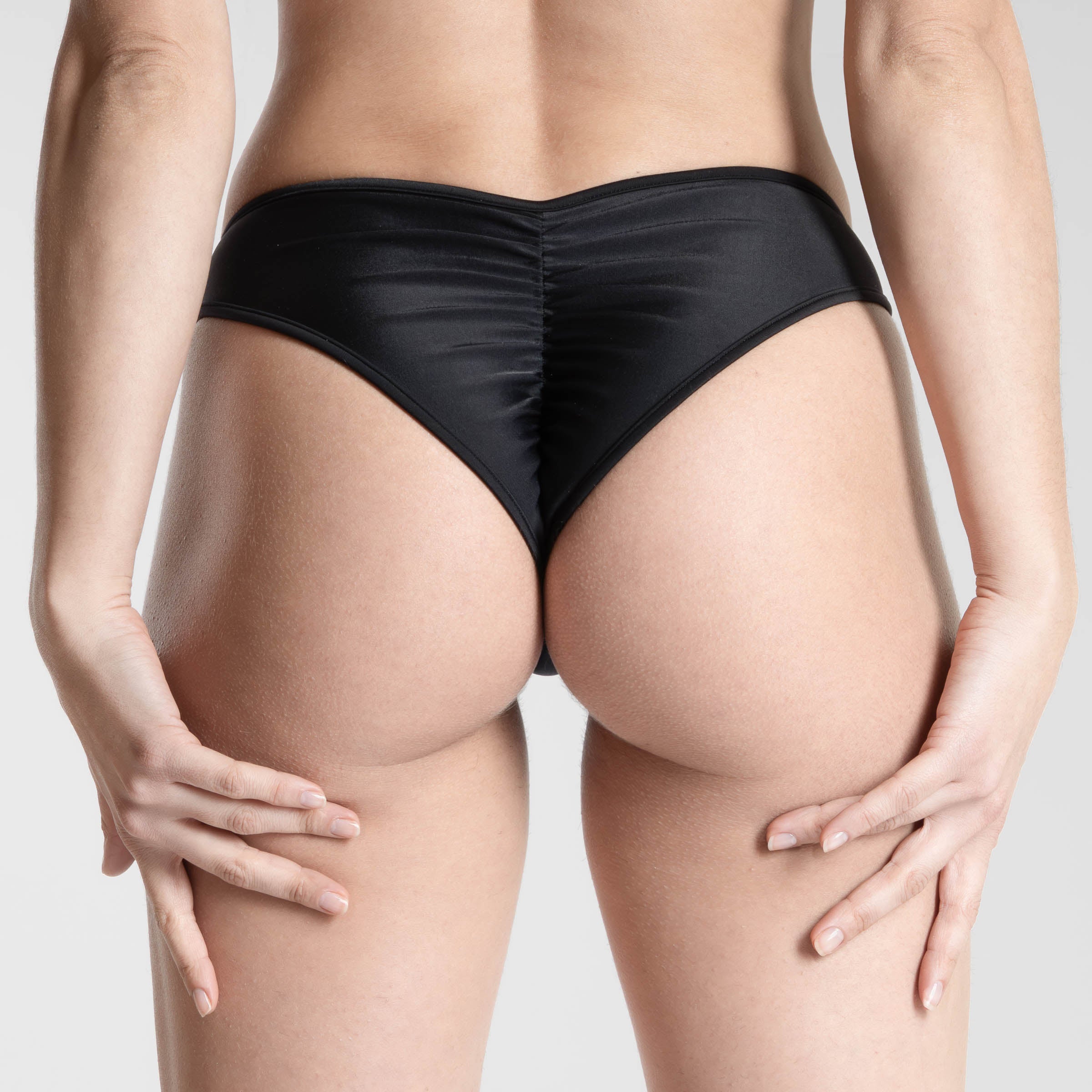 Black scrunch Brazilian slip mit geraffter Rückseite, cheeky cut betont Po, elastisches Material, feminine beachwear style