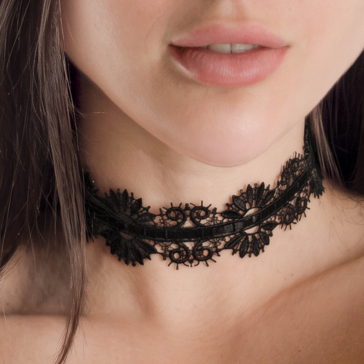 Black Flower Choker Halsband mit schwarzem Blumenmuster, close-up am Hals