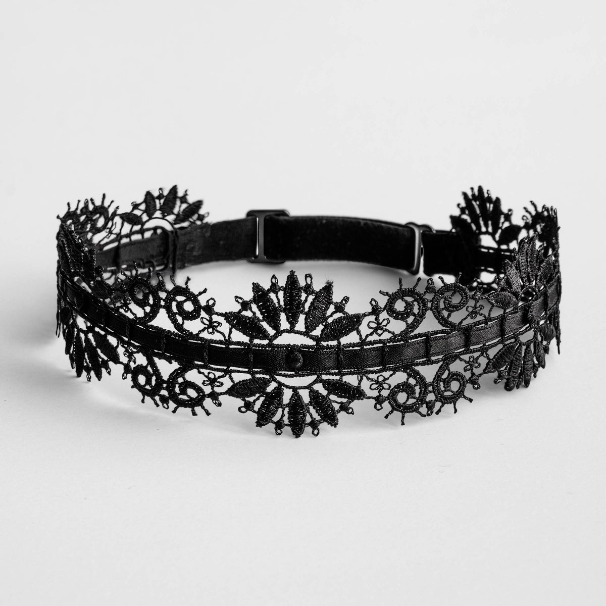 Black Flower Choker Halsband in schwarzer floral lace Optik, freigestellt und frontal als Produktansicht