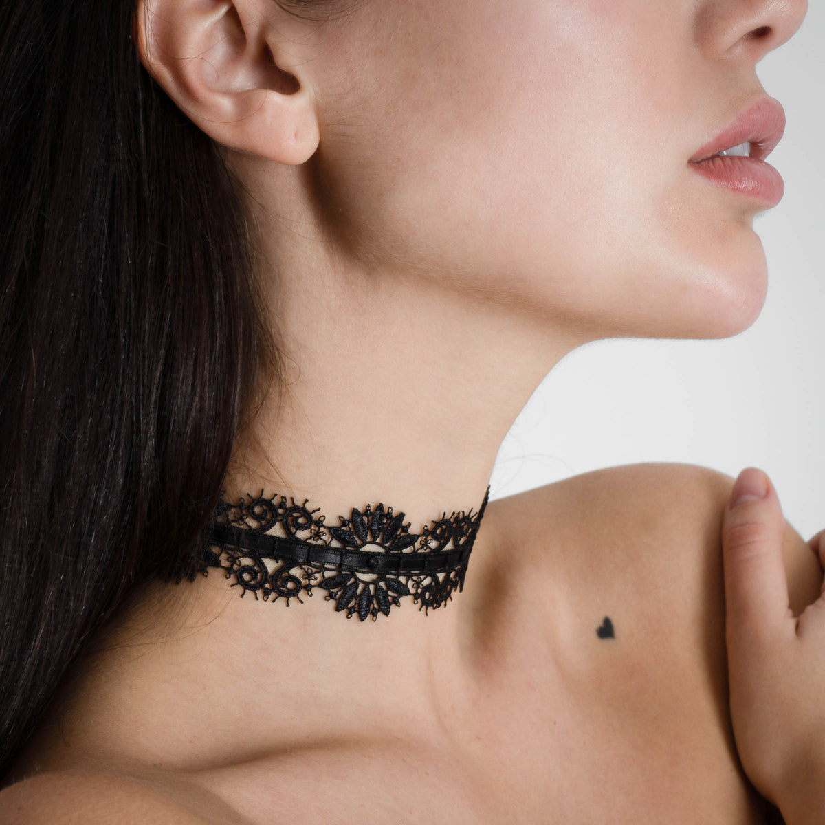 Black Flower Choker Halsband in schwarzer Spitze, seitlich getragen mit floralem Muster und feinen Details