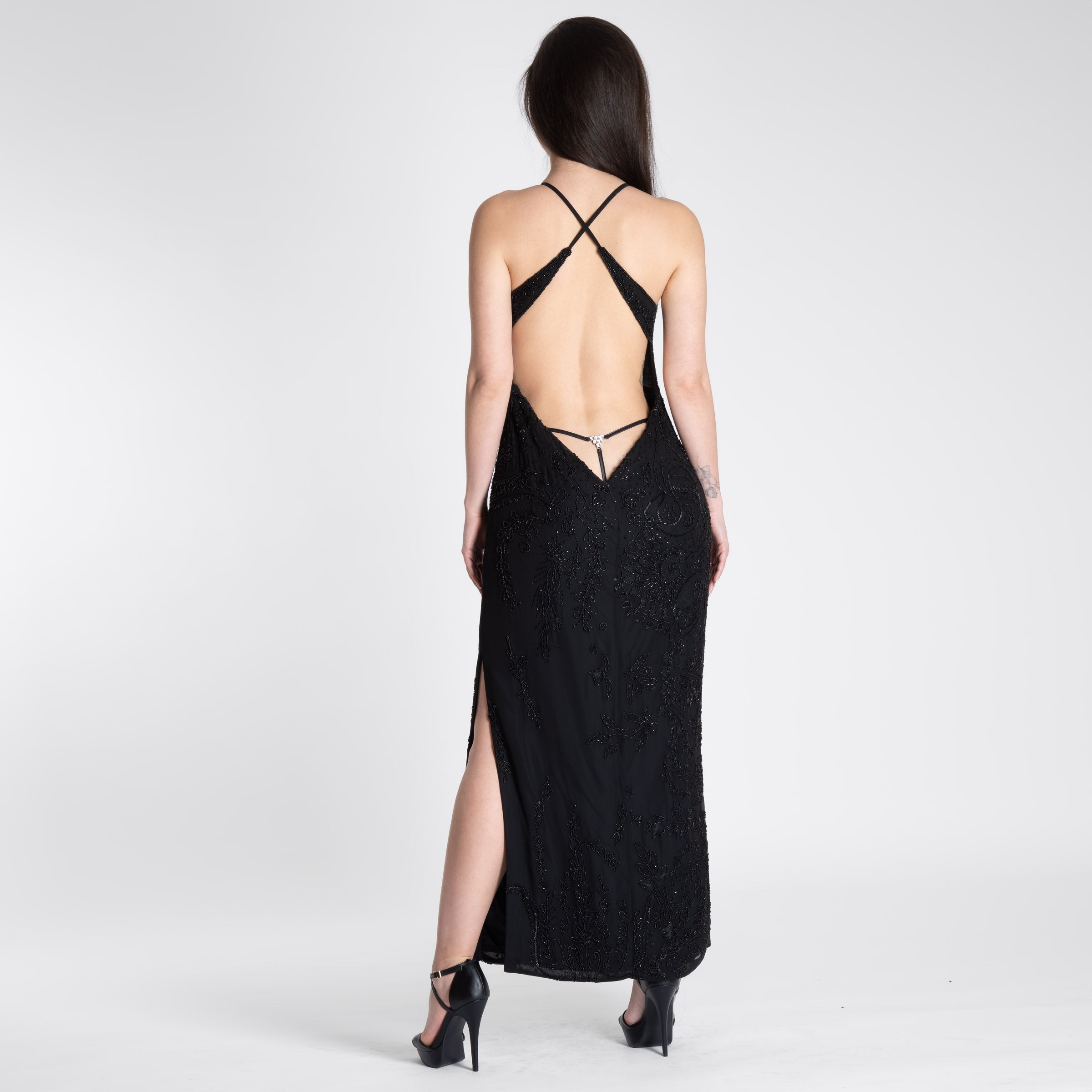 Schwarzes Kleid mit sichtbarem The Chrystal Mini T-String am Rücken, filigranem Schmuckelement und elegantem Styling