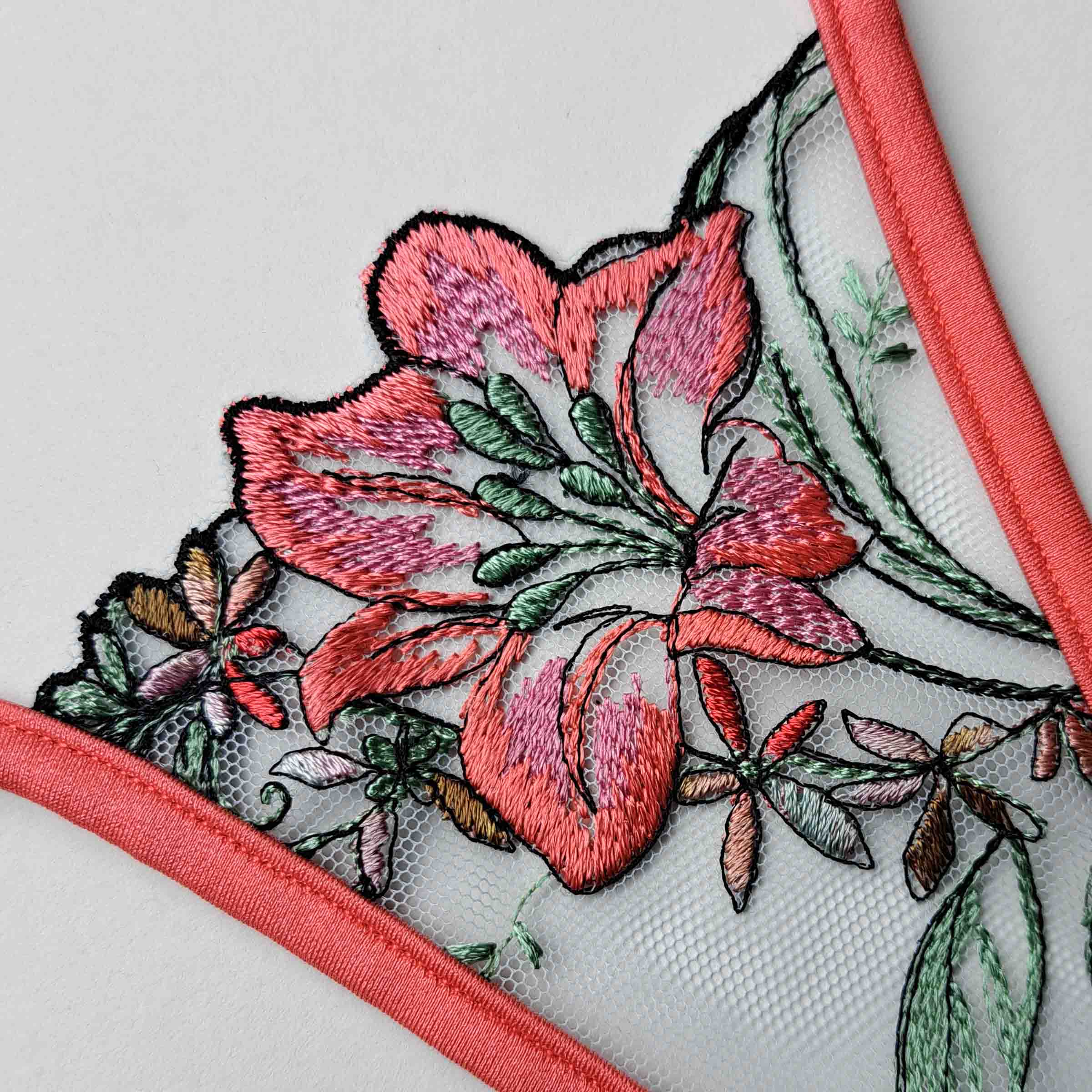 Korallenfarbe Mini T String - hochwertige Stickerei - Blumenmotiv