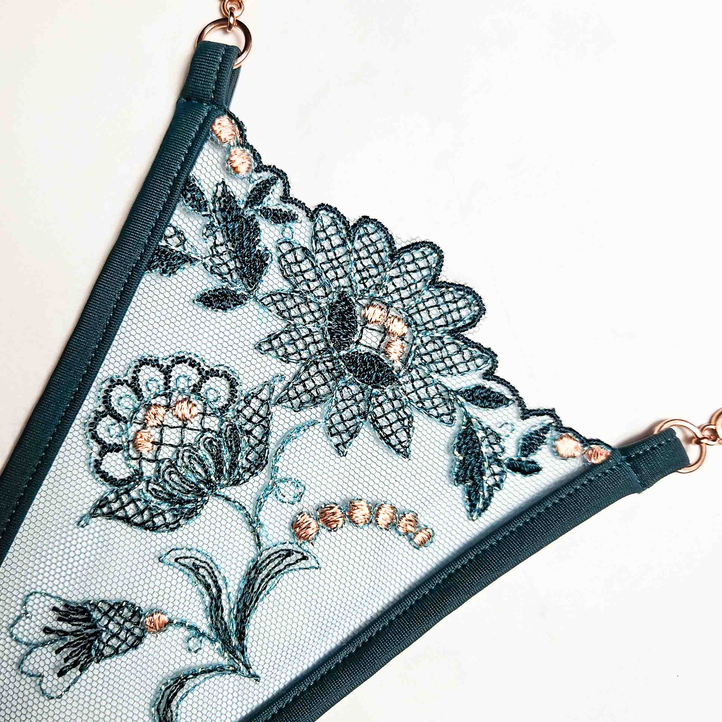 Schmuckstring Stickerei grün - micro thong embroidery green - Lucky Cheeks Lingerie