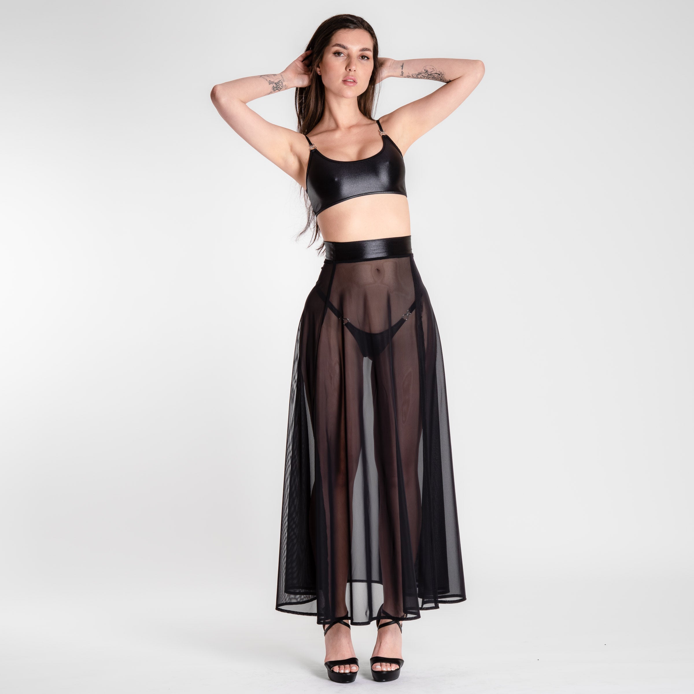 Festival Outfit mit schwarzem Mesh Maxi Rock, Bikini-Top und transparentem Rock in Bewegung