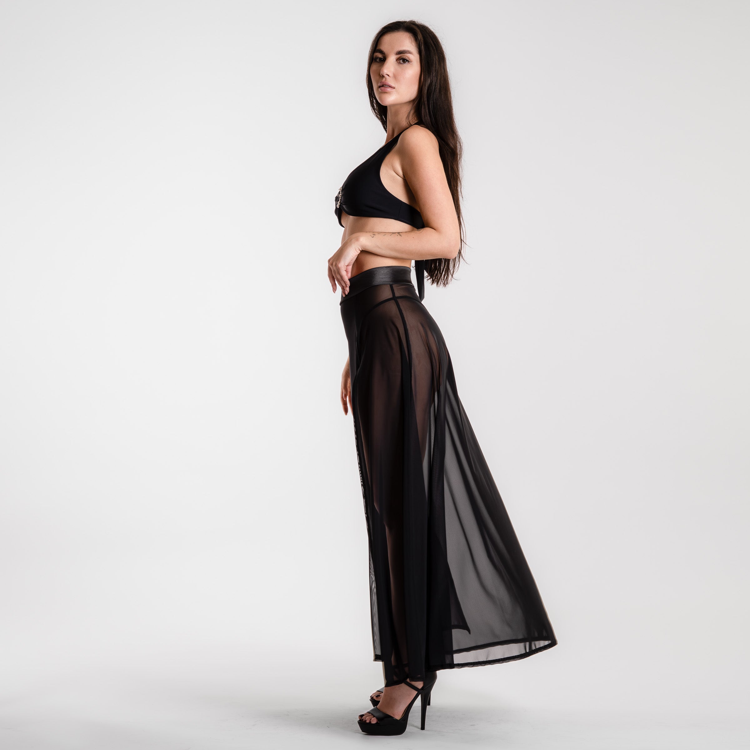 Seitliche Ansicht vom Festival Black Mesh Rock, langer transparenter Fall mit hohem Beinschlitz