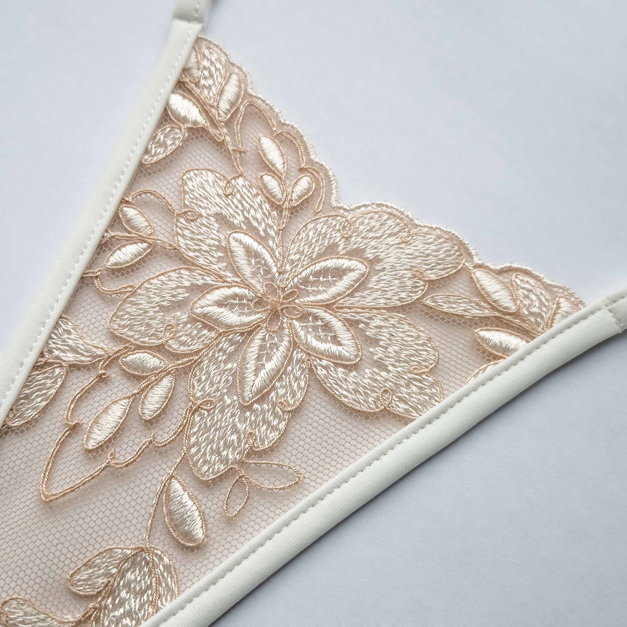 String Stickerei in Elfenbein auf hautfarbenem Tüll, nude, luxury lingerie