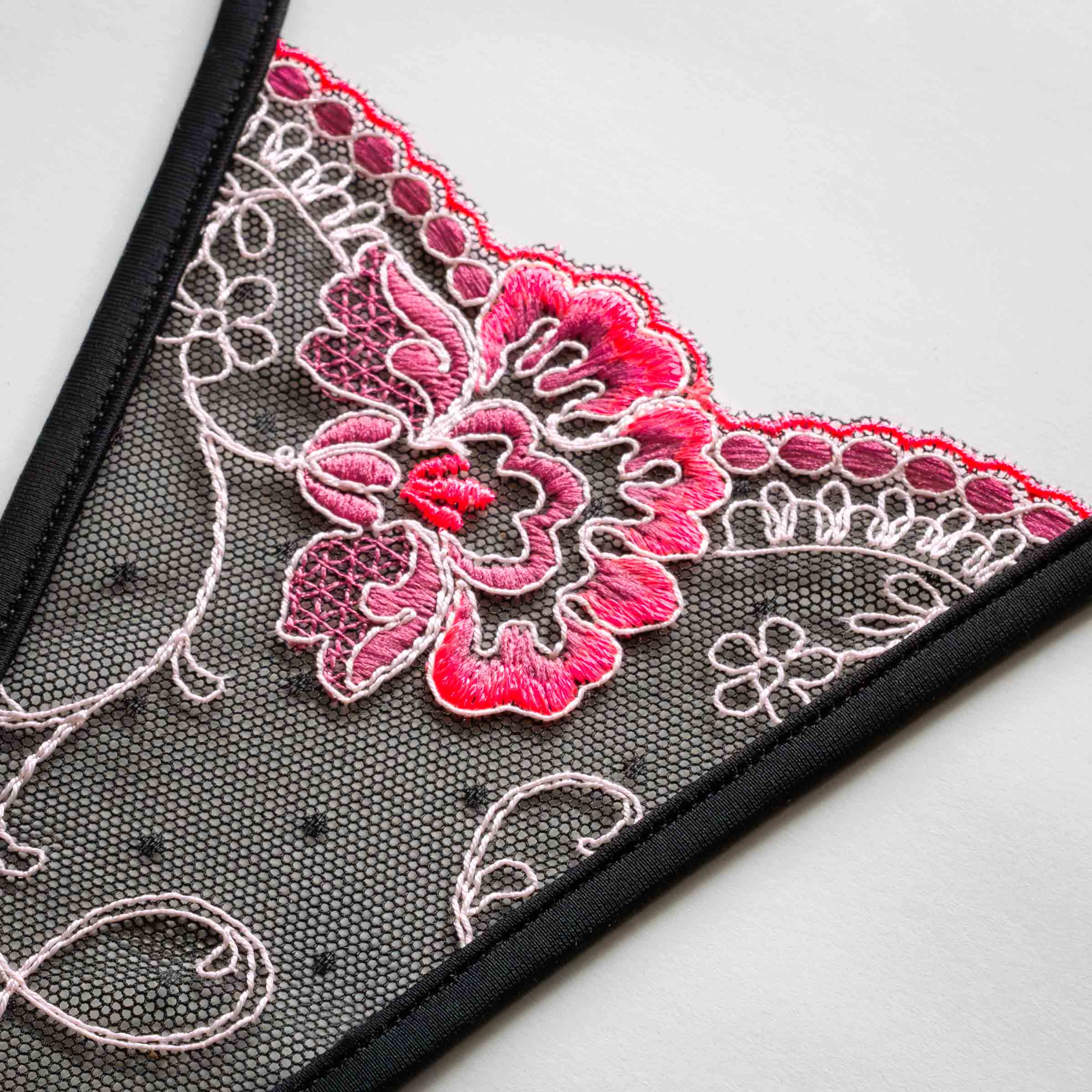 Detail Rosalia Mini G String: black mesh mit pinker Blüten-Stickerei, zarte Spitze, schwarz pink Ministring