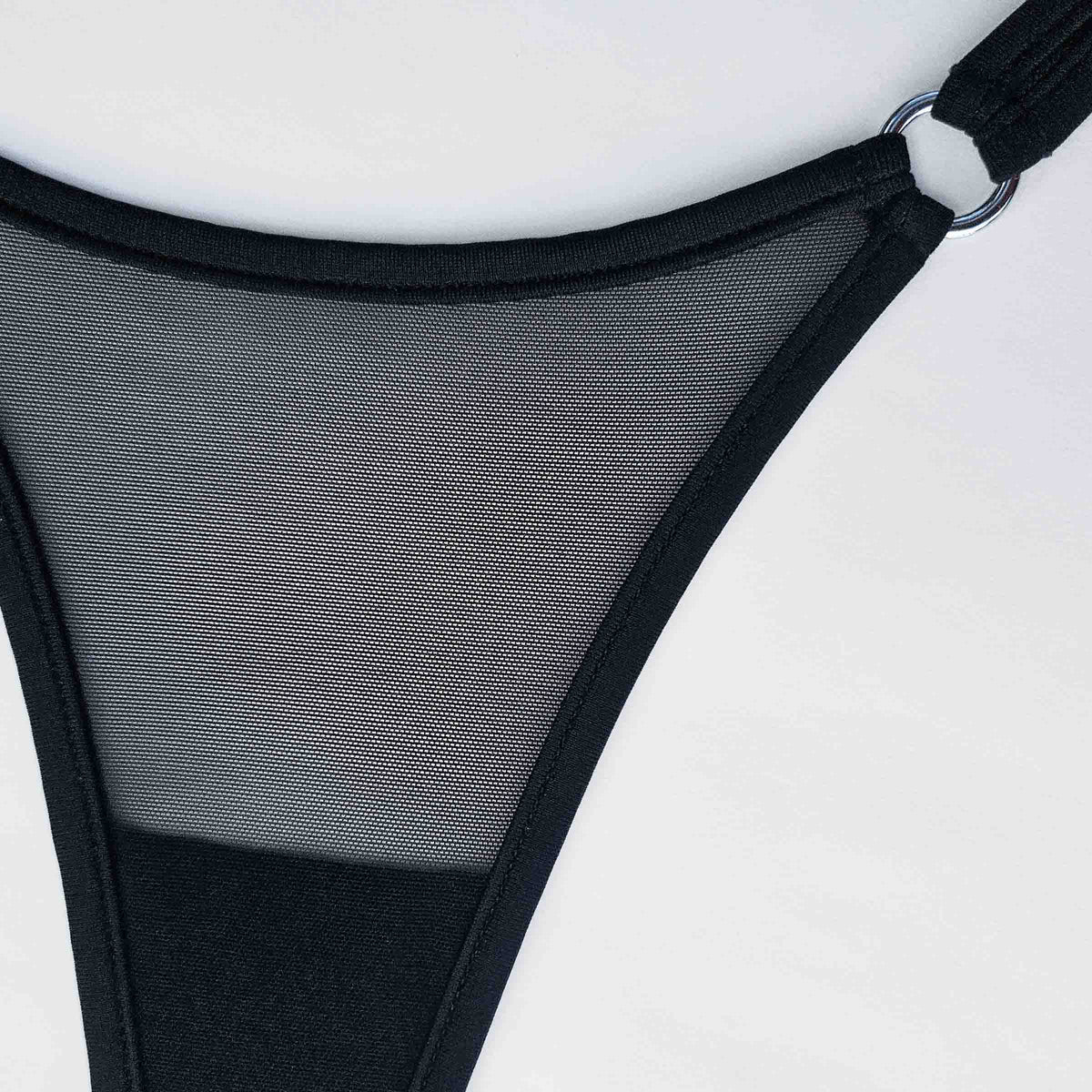 Schwarzer Mesh Tanga transparent mit silbernen Ringen