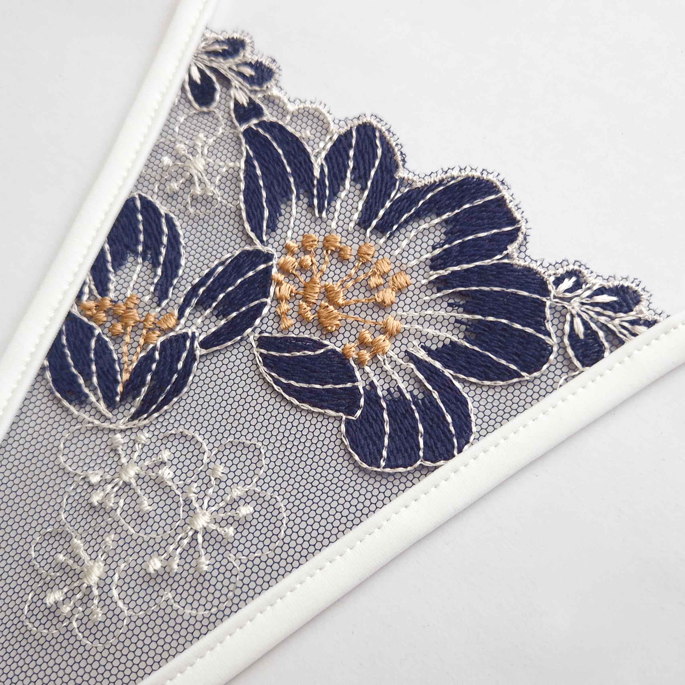 String Stickerei Blumen-Motiv, blue white thong lace