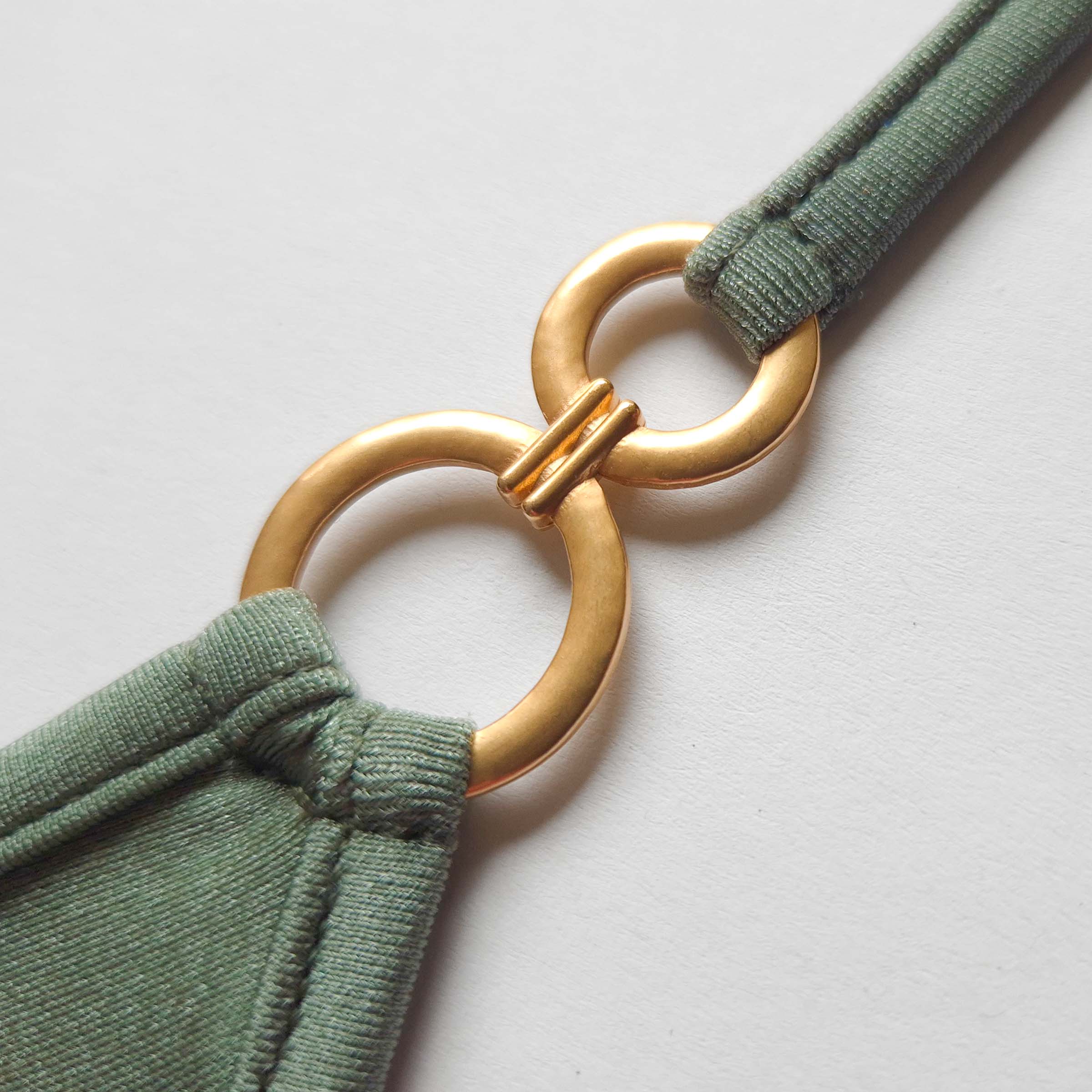 olivgruen bikini detail, schmuck gold, nahaufnahme