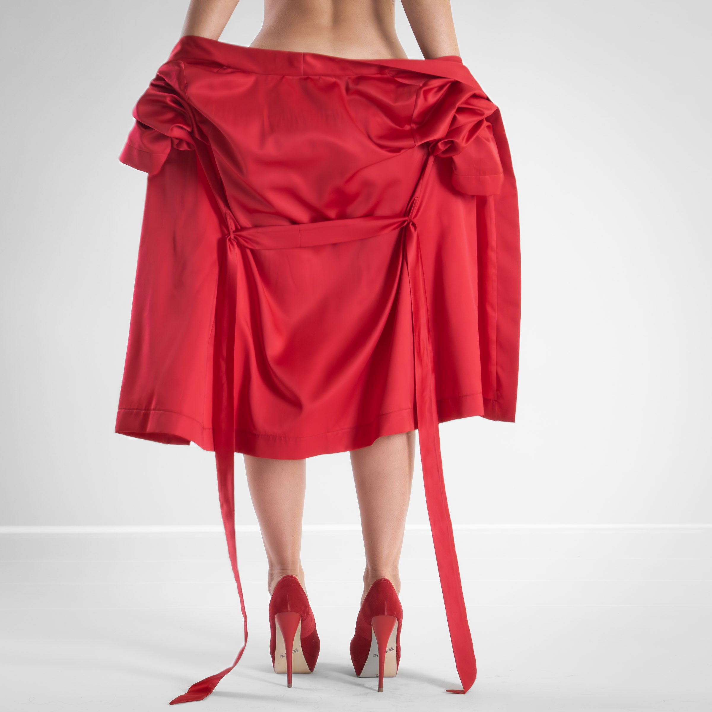 roter kurzer Kimono aus Satin - Lucky Cheeks lingerie - Sexy red robe made of satin