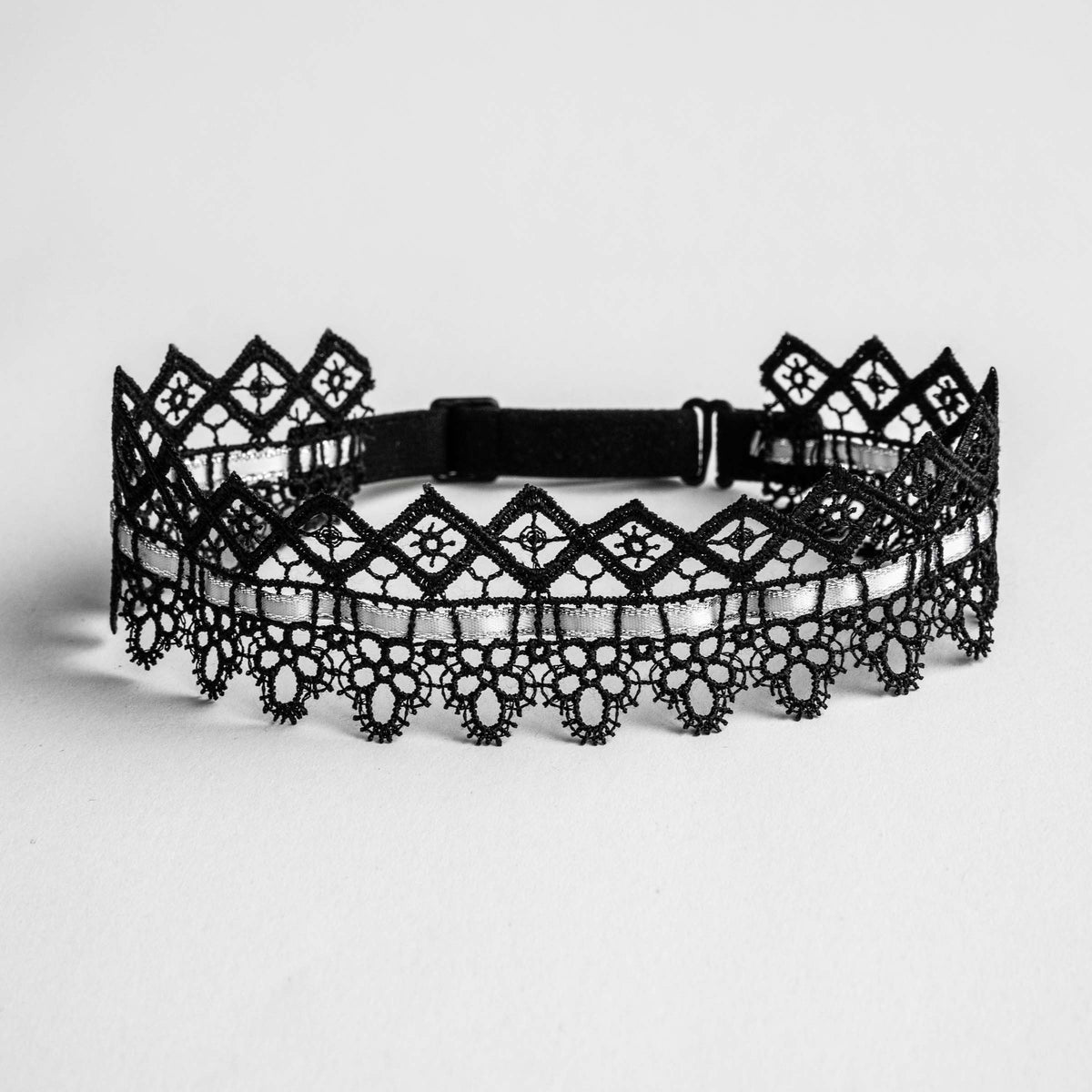 Schwarz weißes Choker Halsband mit floraler Spitzenoptik und feinem Muster, modern als edles Statement