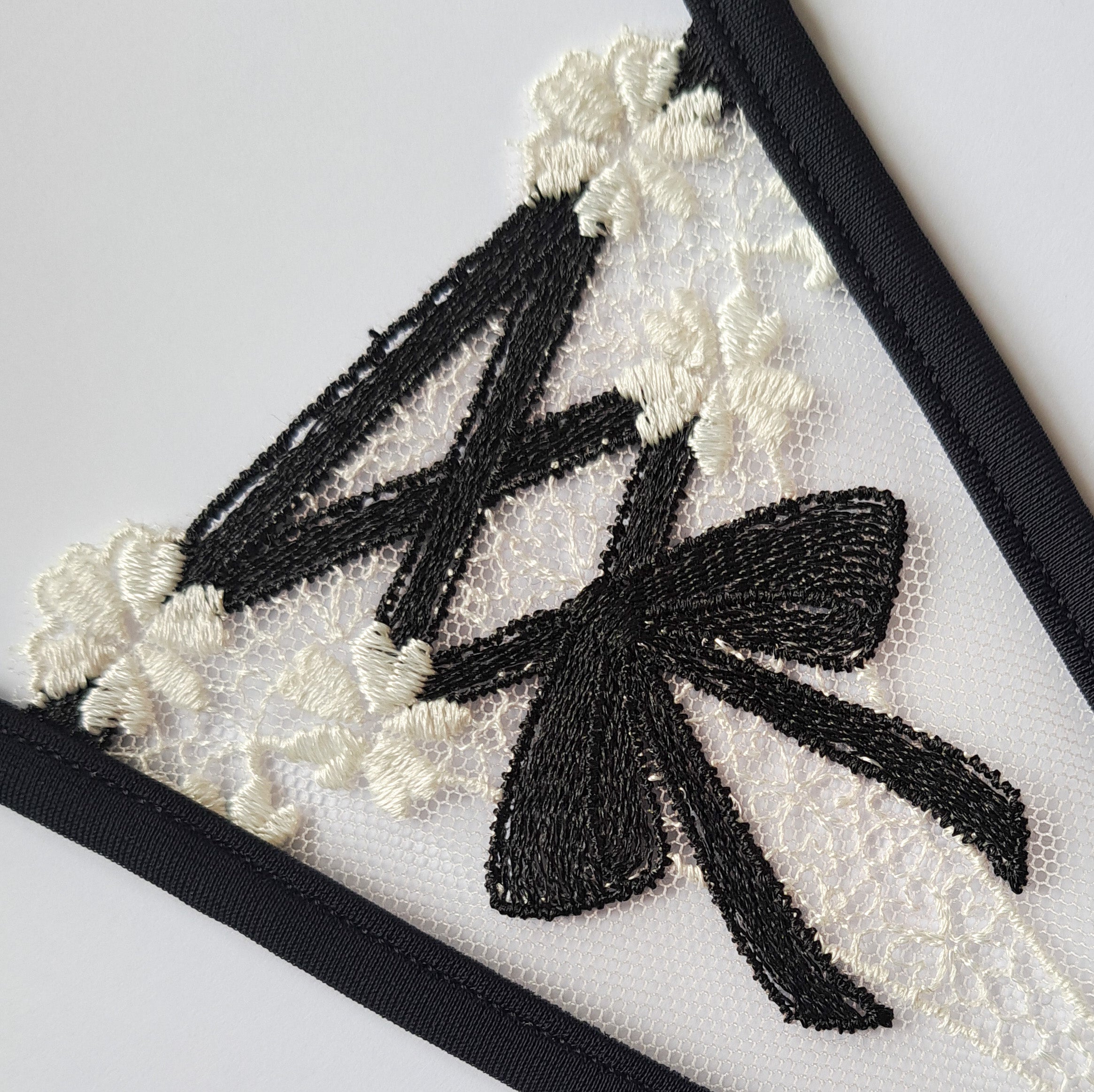 String Stickerei Oktoberfest schwarz weiß mit Schleife - String embroidery Oktoberfest black and white with bow