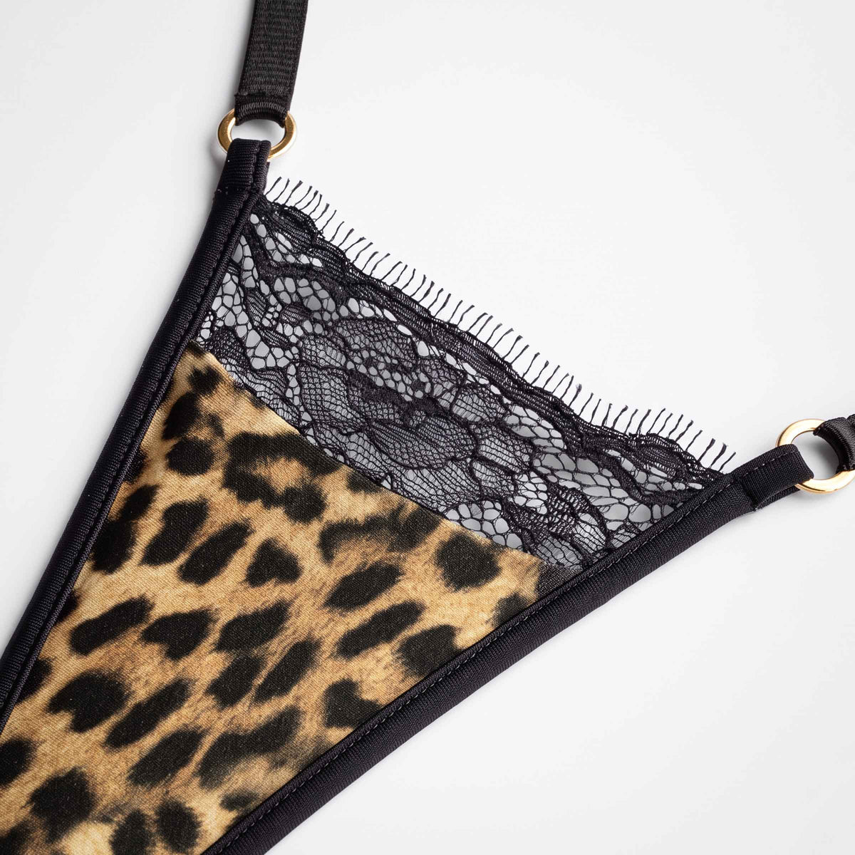 Details Aufnahme String mit Leopard Print und schwarze Spitze, goldene Ringen