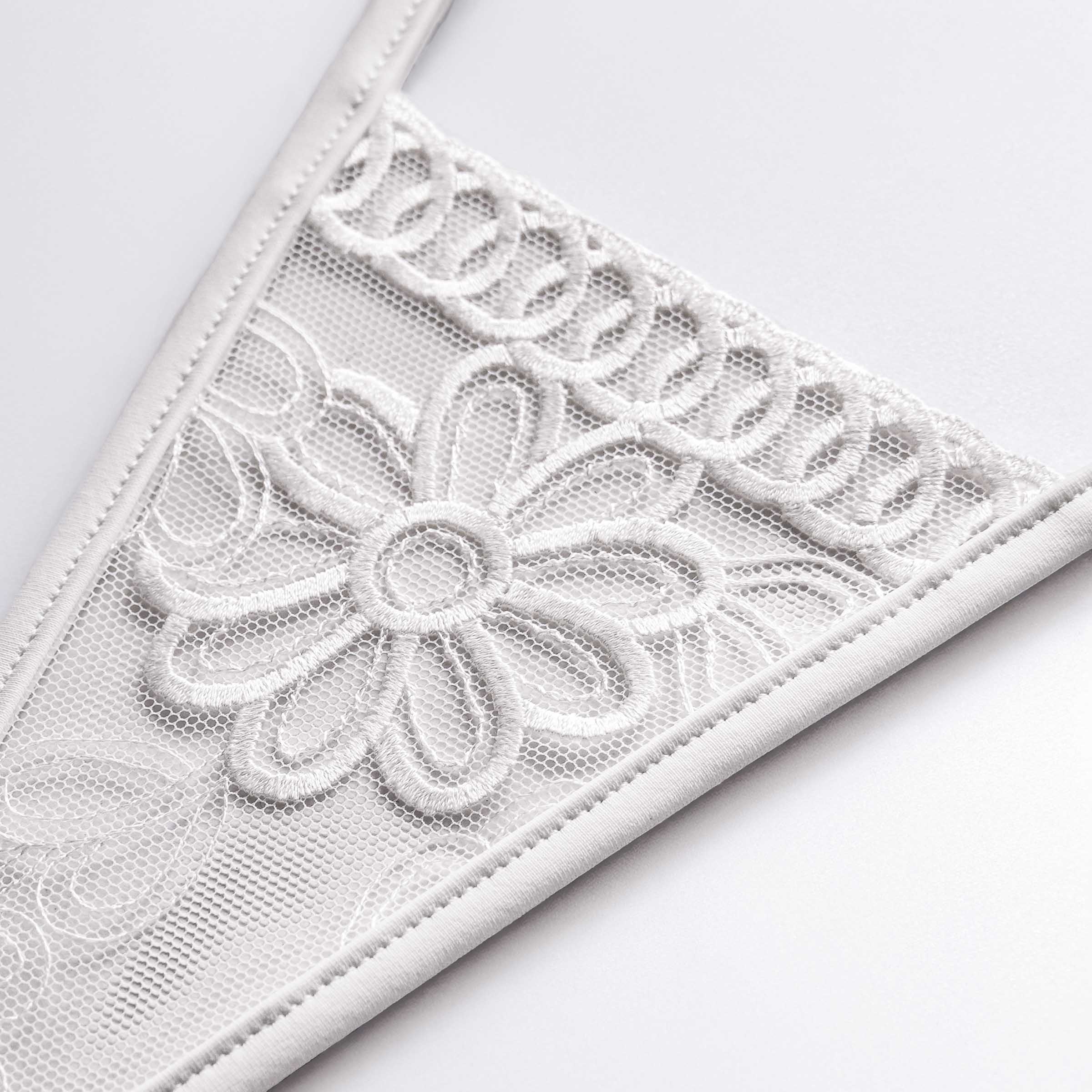 String Spitze - transparenter Tüll mit Blumen - white lace thong