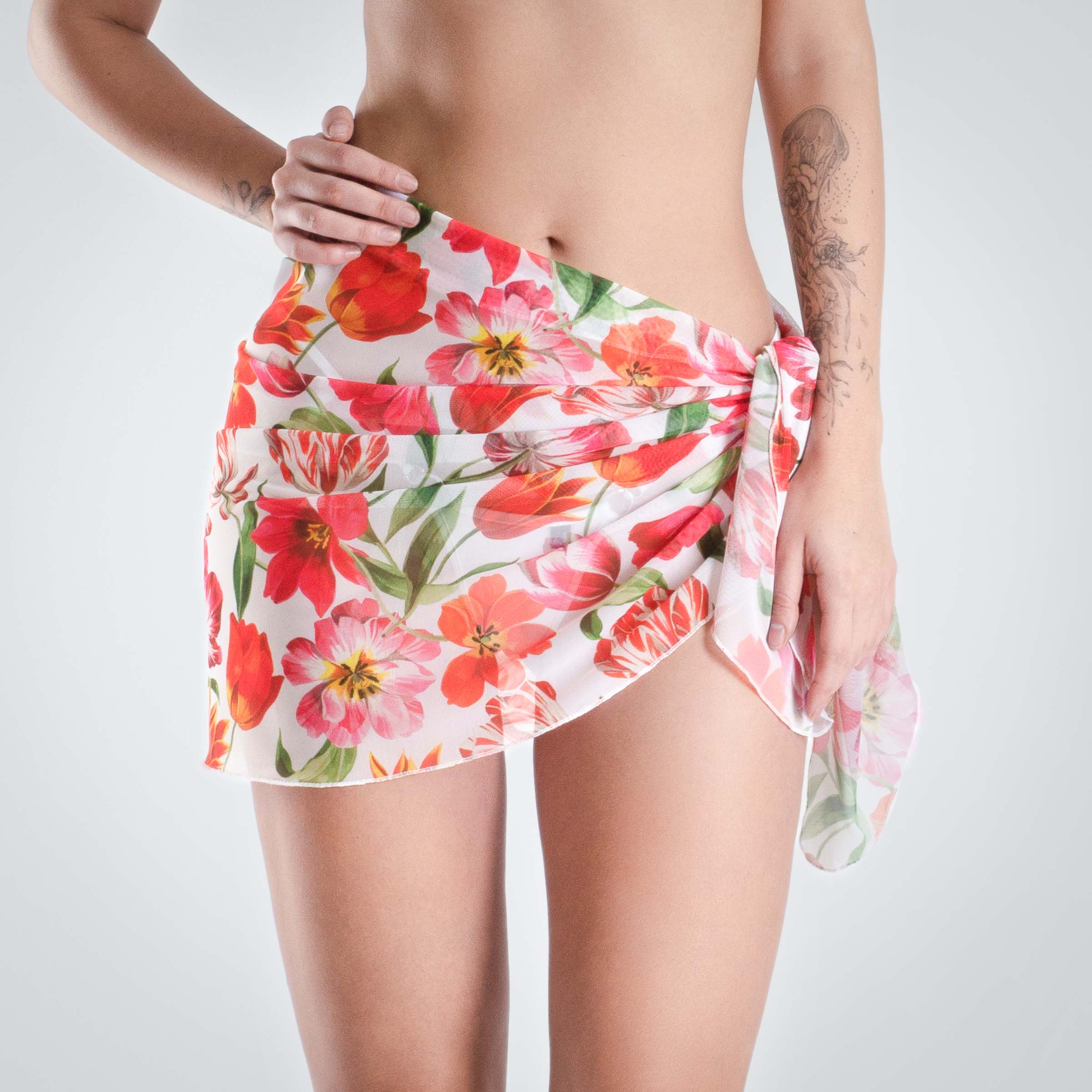 Kurzer Pareo weiß mit großen Blumen - Lucky Cheeks Strandmode