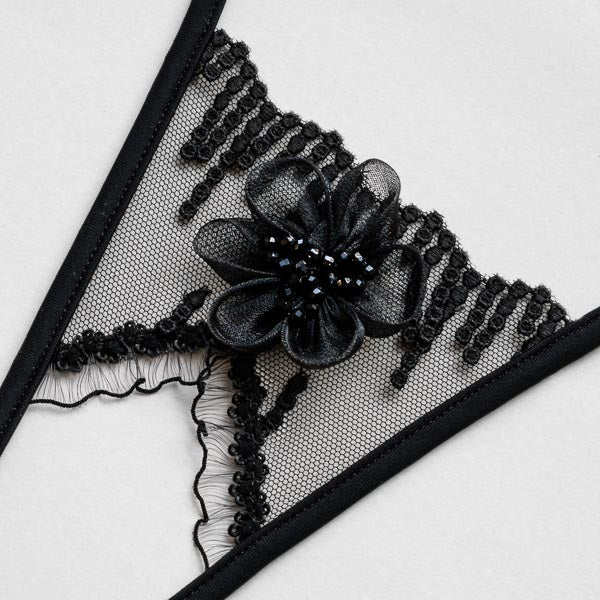 Details: schwarze Stickerei mit großer Organza Blume, Rüschen, String ouvert Black