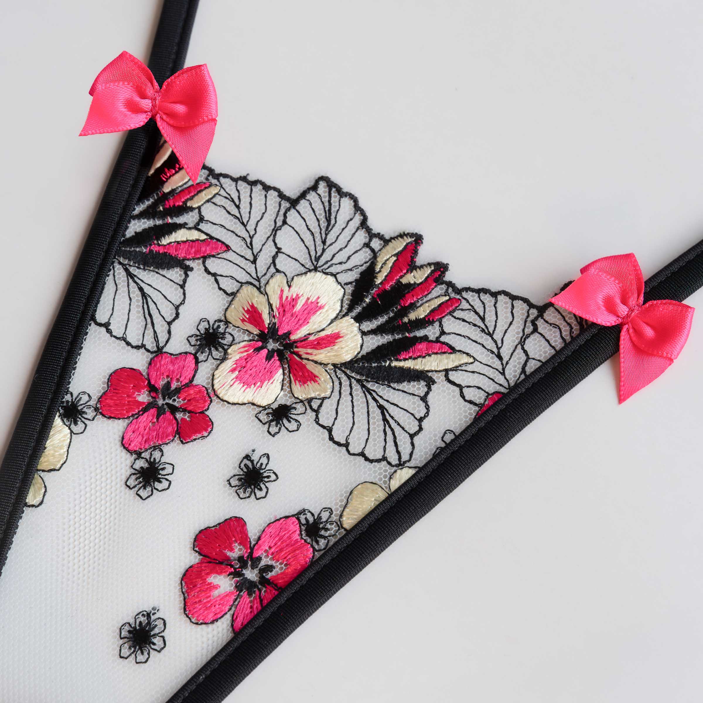 String Stickerei mit pink Blümchen und pinke Schleifen - Thong lace with pink flowers und bows
