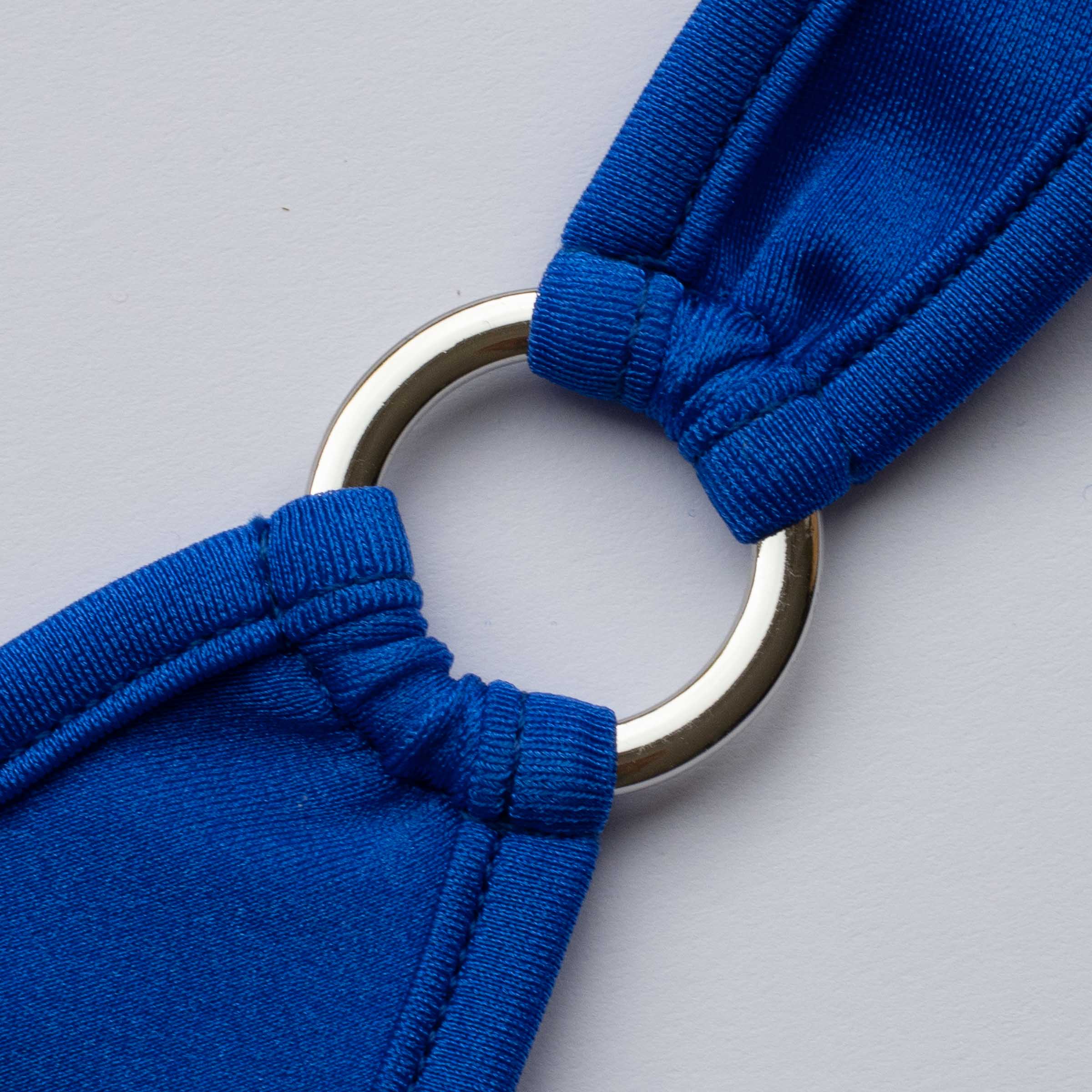 Blauer Bikini knapper String mit silbernen Ring - mini Thong  royal blue with silver ring 