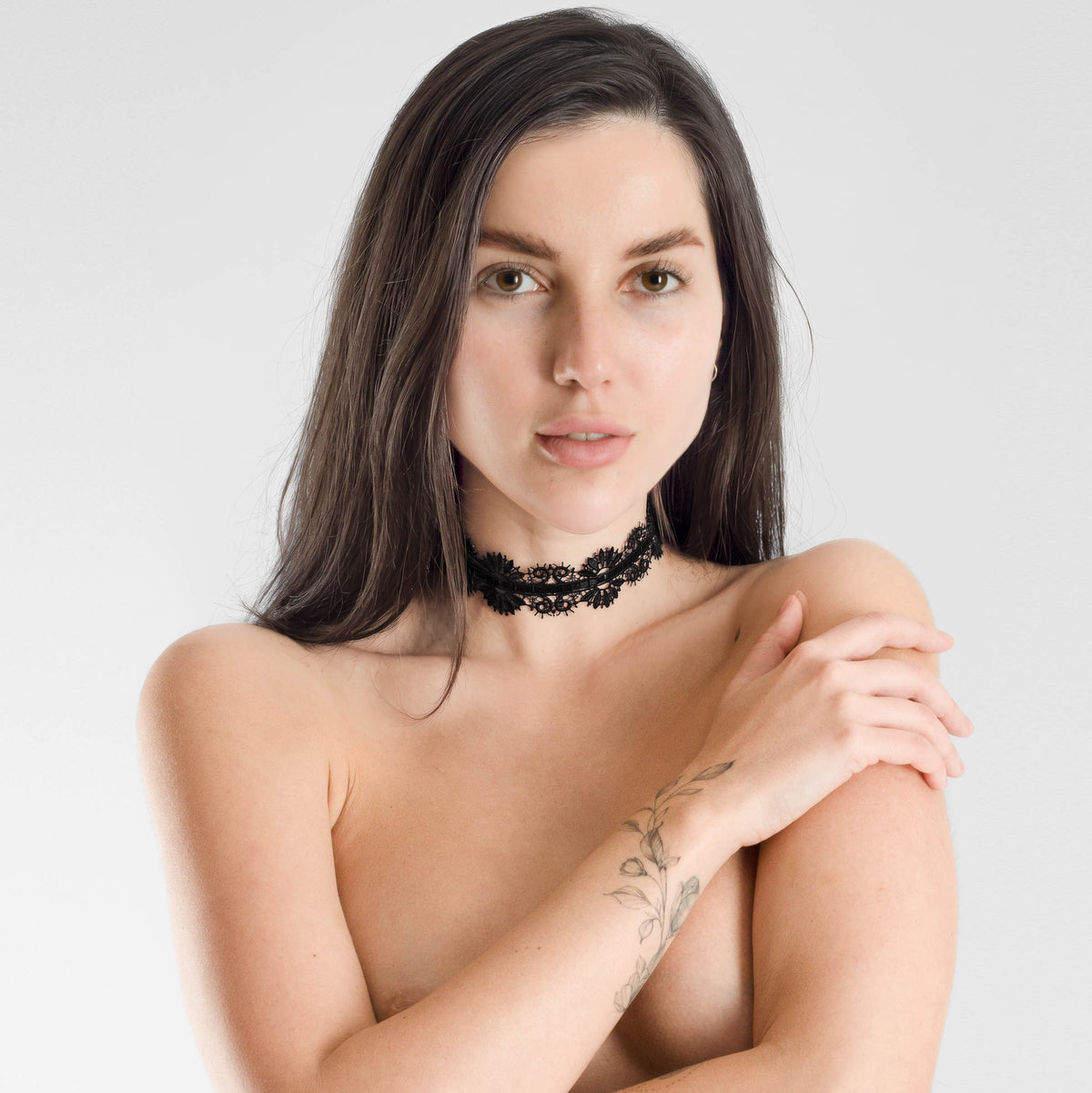 Black Flower Choker Halsband aus schwarzer Spitze mit floralen Details, getragen elegant am Hals