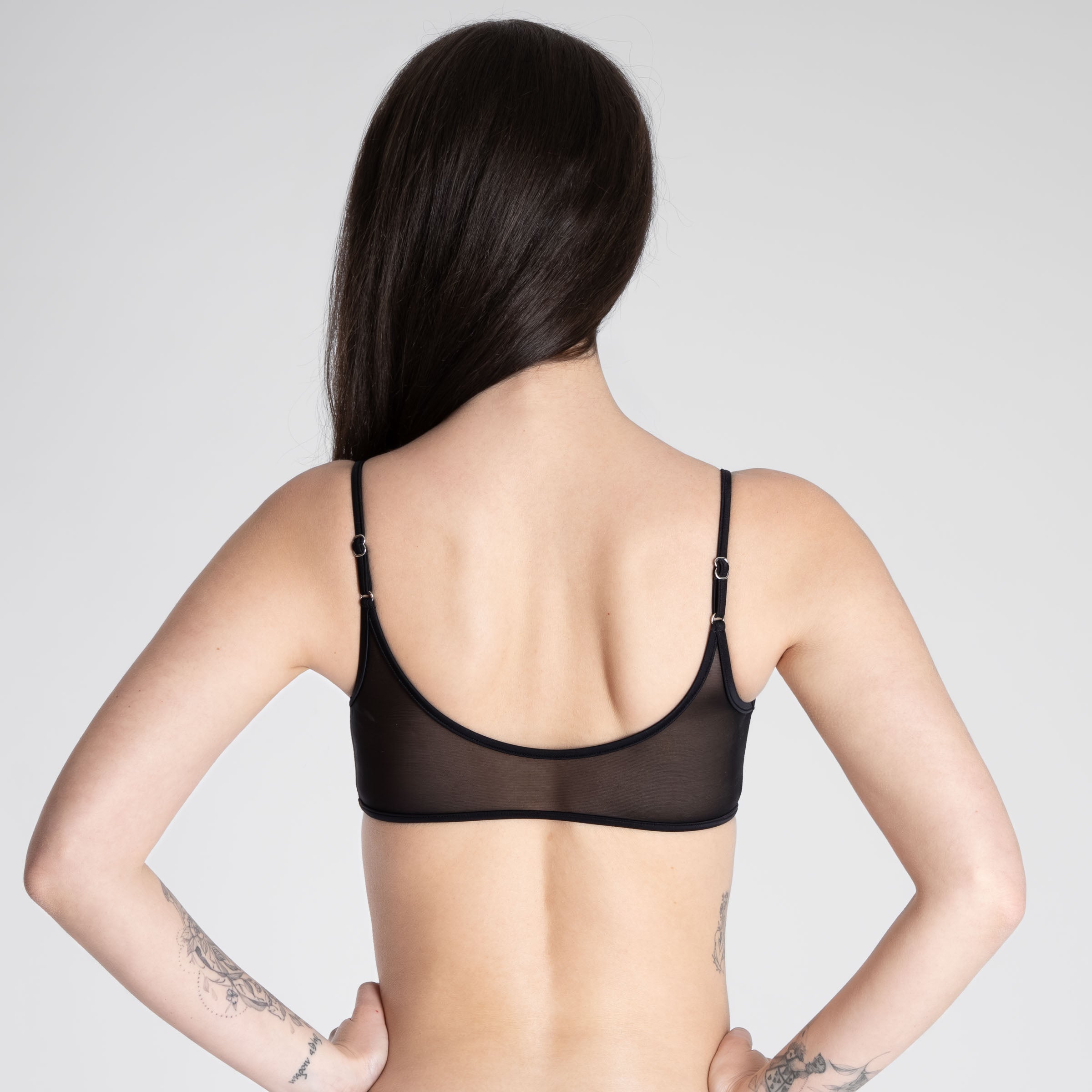 Rückansicht der Black Mesh Bralette mit schmalen Trägern, transparentem Tüll und cleanem Look