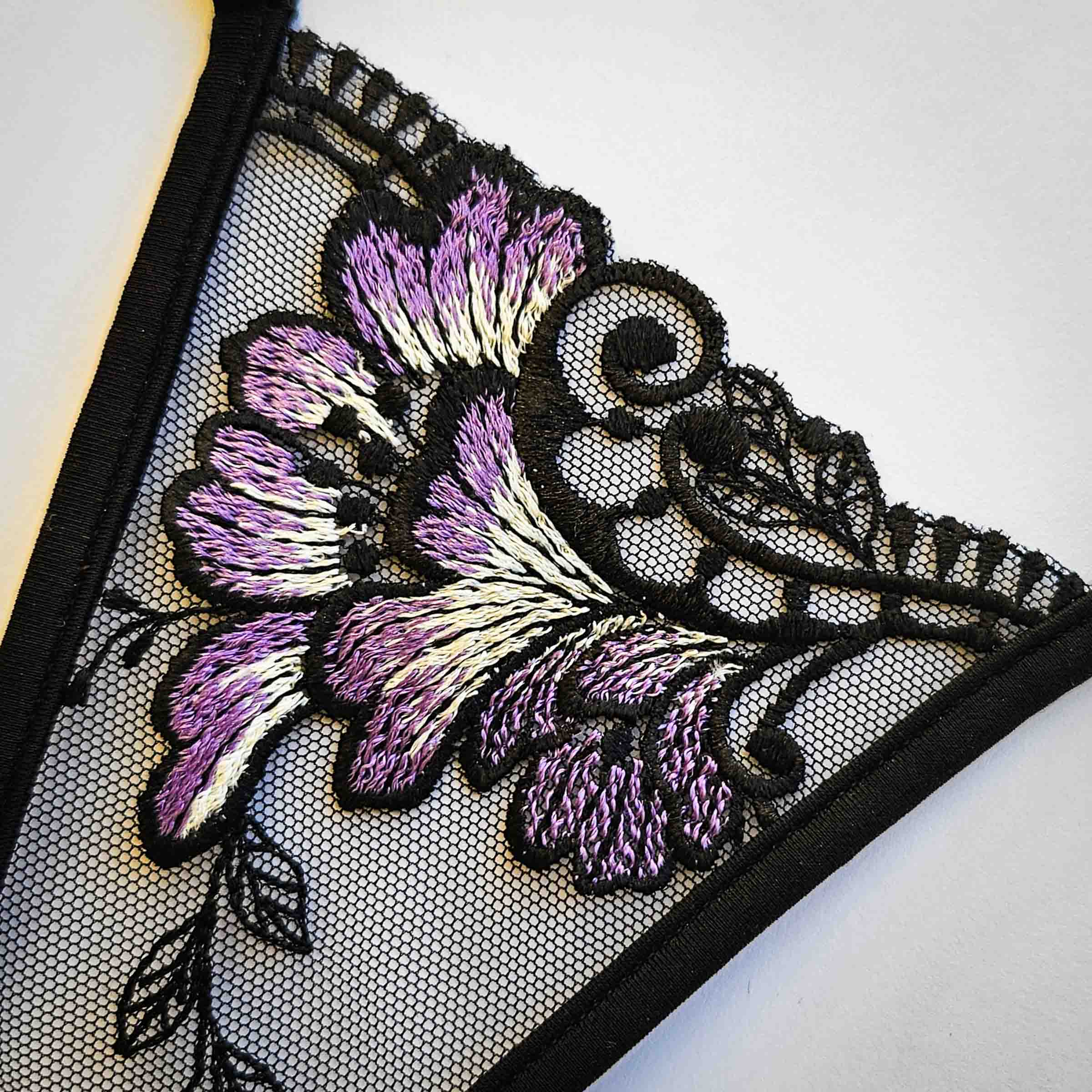 schwarzer Tüll besticke mit einer Lila Weiß Blume - Lucky Cheeks Dessous - Black tulle with embroidery purple bloom