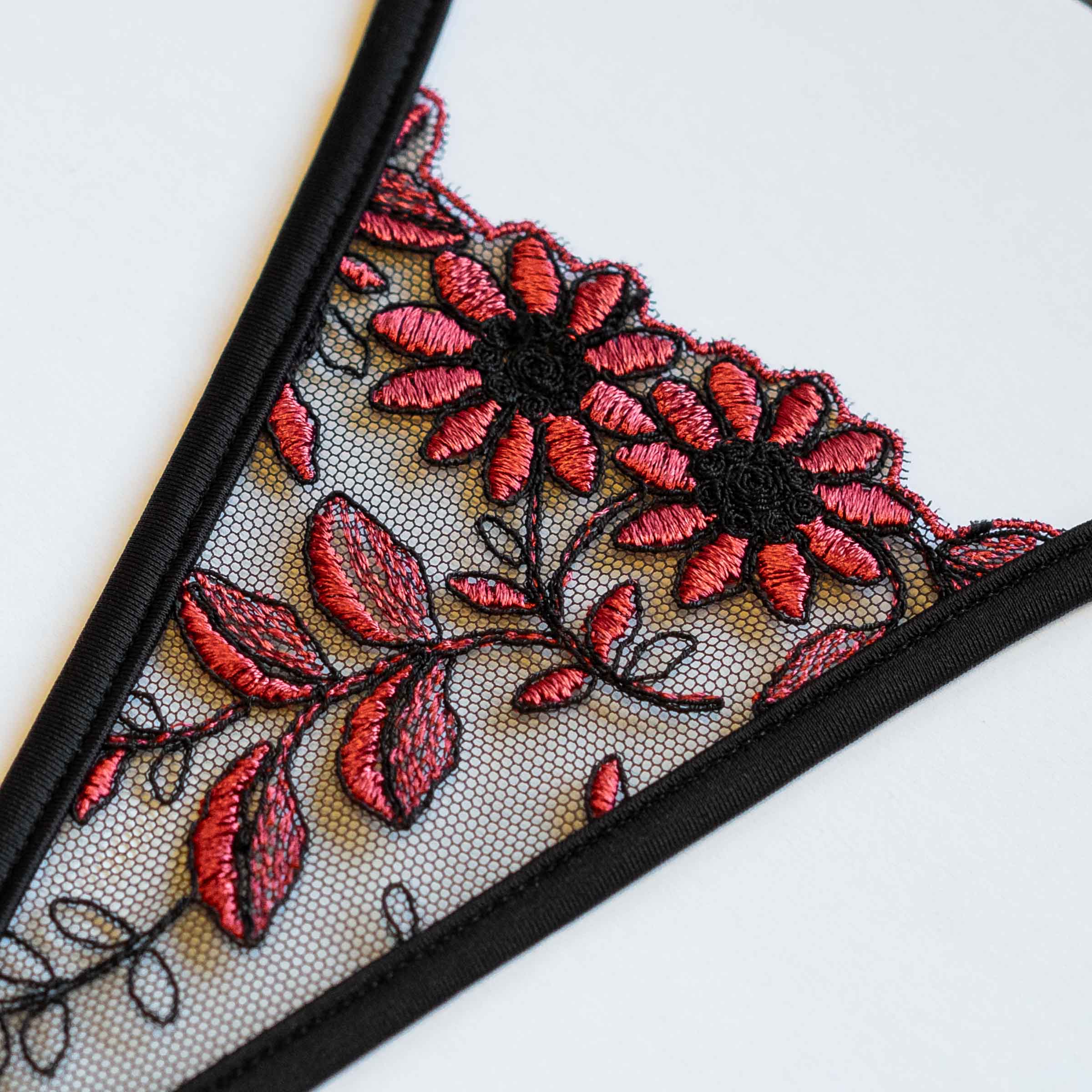 Detailaufnahme; transparent tulle mesh mit red floral embroidery, black trim; micro triangle glamour, luxury lingerie