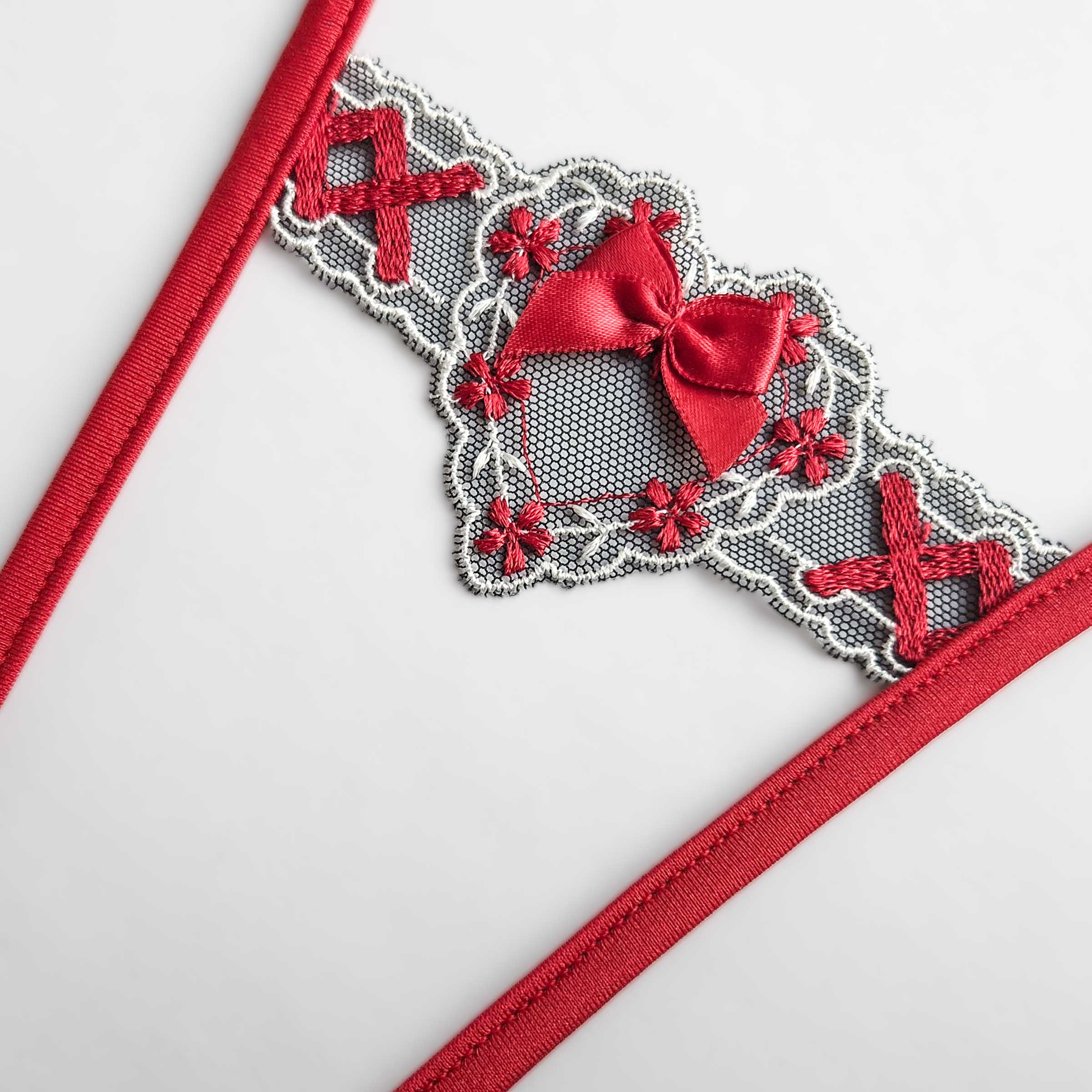 Detail: close-up der red lace heart embroidery am micro G-String ouvert; hochwertige Verarbeitung