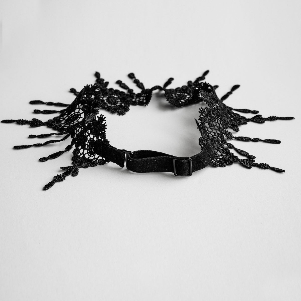 Schwarzes lace Choker Halsband mit feinen floralen Details und dekorativer Spitze für einen eleganten Lingerie-Look
