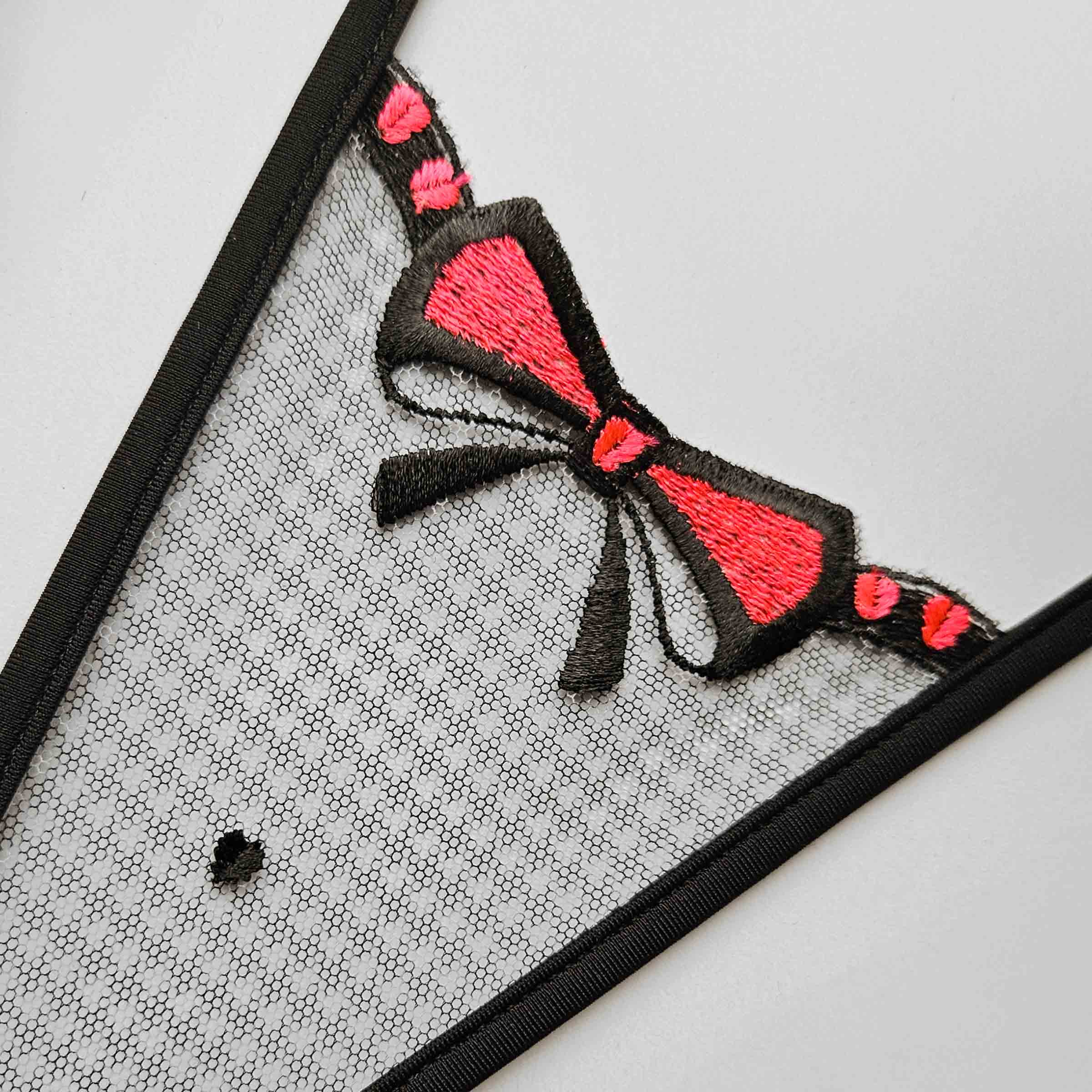 Black Dot String Stickerei - rote Schleife - Black Dot thong embroidery - red bow