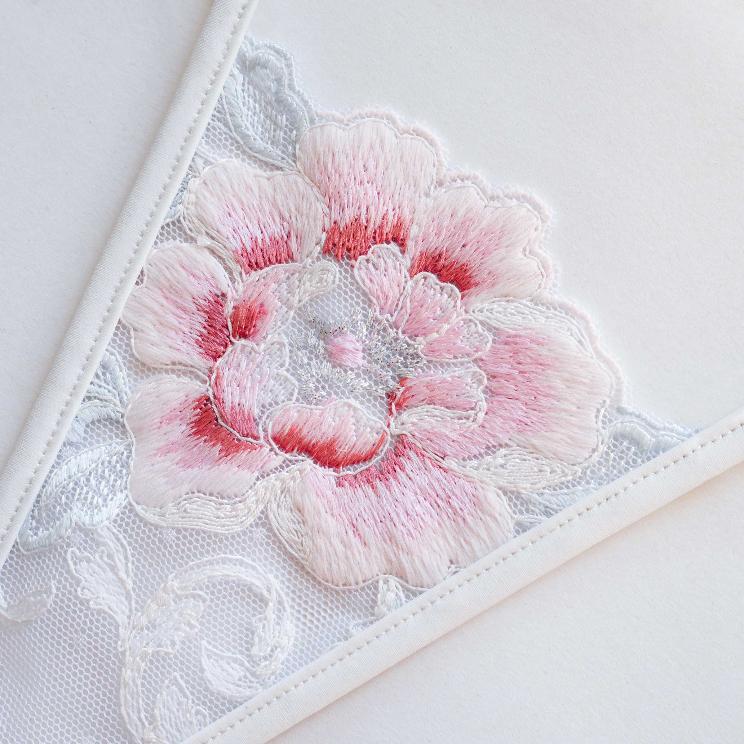 sexy Mini G-String mit großer weiß-rosa Blüte   - Lucky Cheeks Sexy mini G-string with large white and pink blossom
