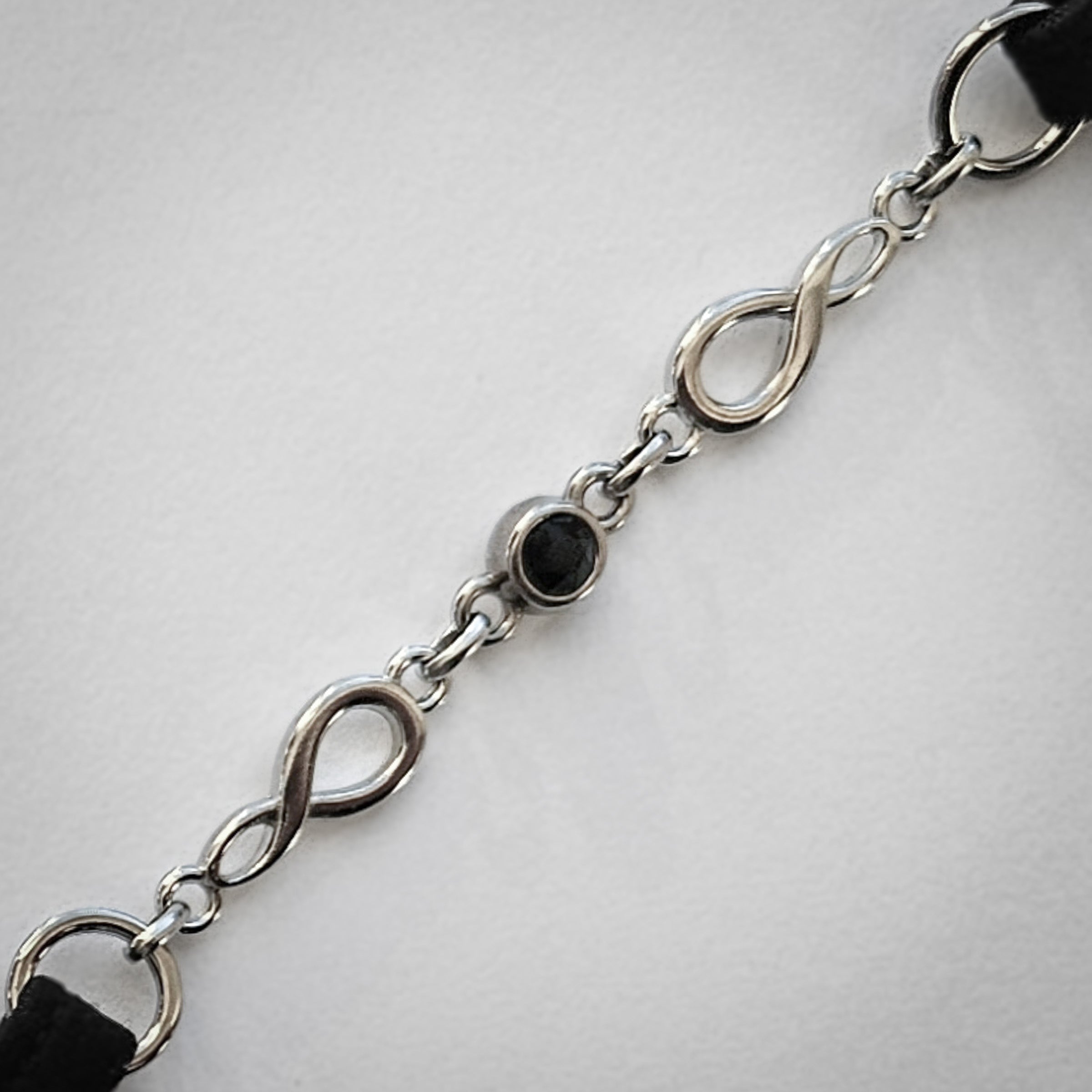 Silberne Schmuckkettchen mit schwarzem Swarovski Strass - silver chain with black Swarovski gem