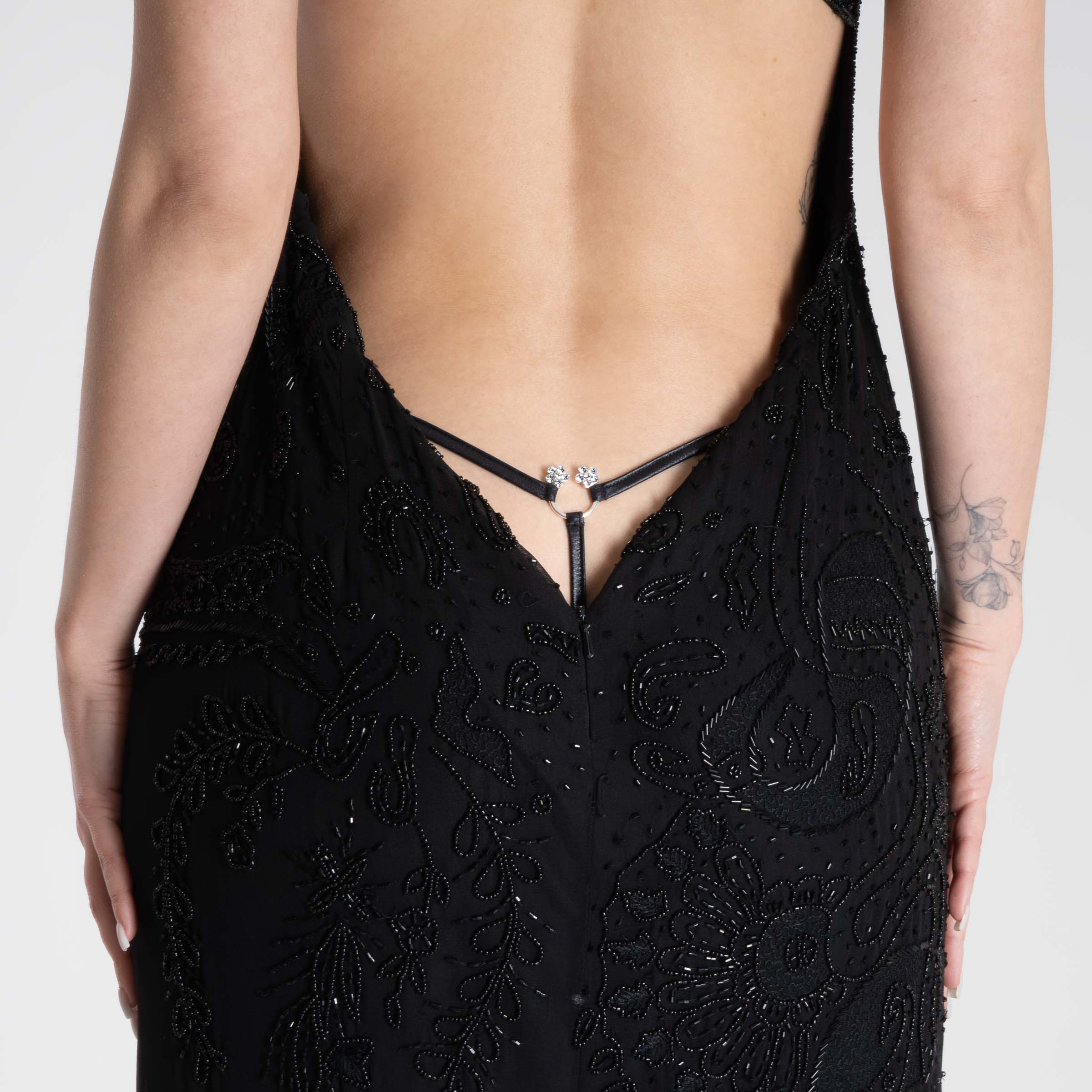 Schwarzer The Ring Mini T-String unter transparentem Spitzenkleid, mit zarten Bändern und Schmuckdetail